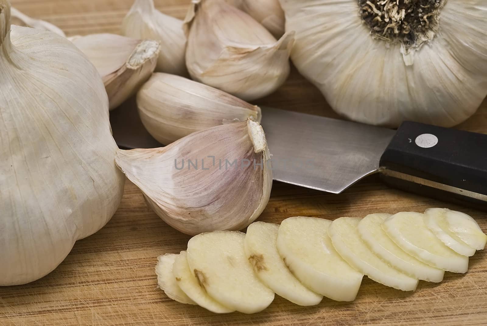 Preparation of garlic on the cutting board for cooking.