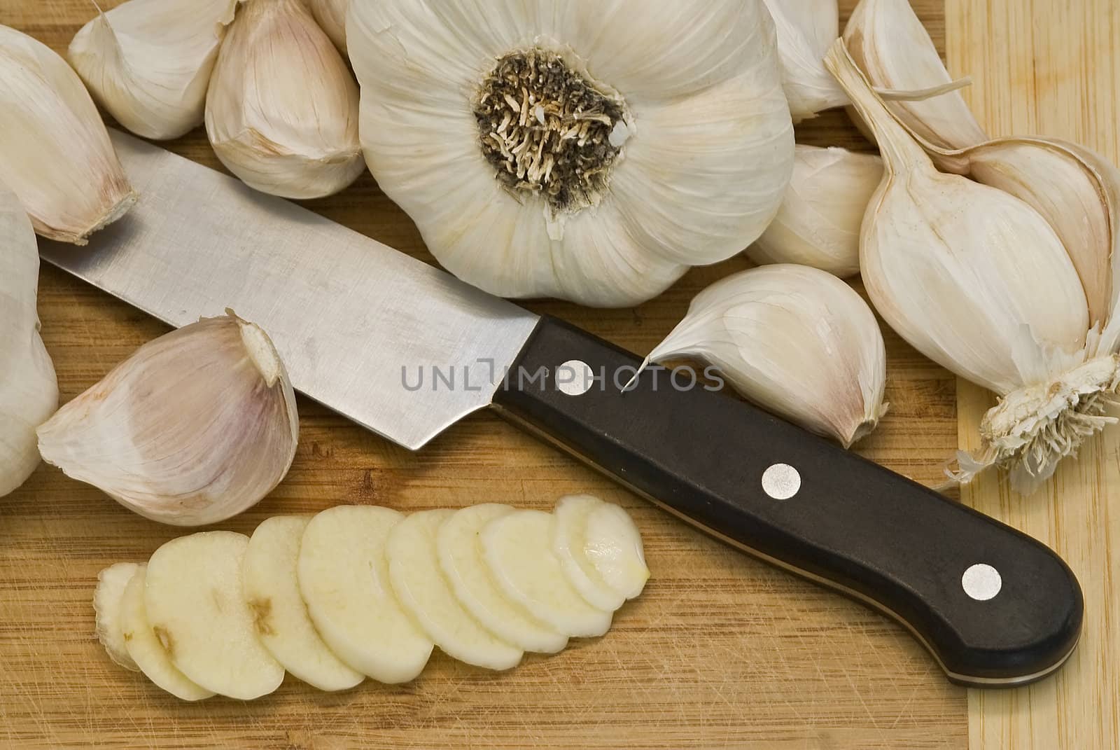 Preparation of garlic on the cutting board for cooking.