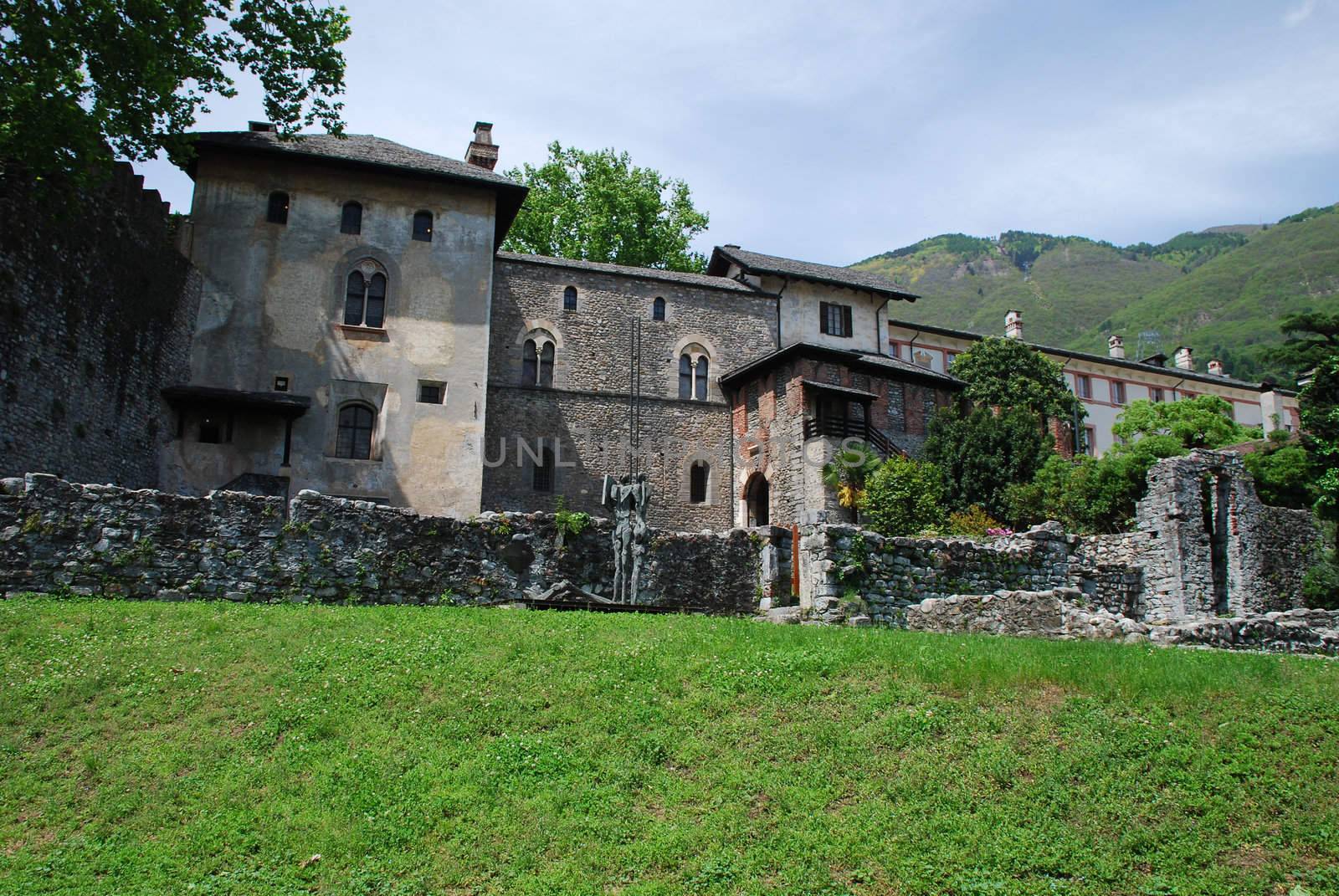 Castello Visconteo on the edge of the old town was built in the 12th century, probably as the residence of a Captain Orelli, who remained true to the Emperor. In 1260, it fell into the hands of the Ghibellines. In 1342 the Visconti of Milan, for whom it is now named, attacked the castle from both the land and the lake side and took it. It first came into the hands of the Eidgenossen in 1503. Today, only a fifth of the original structure remains. Most of that dates from the 15th and 16th centuries. Only the foundation remains from the original structure. Here we can see one part of ruines