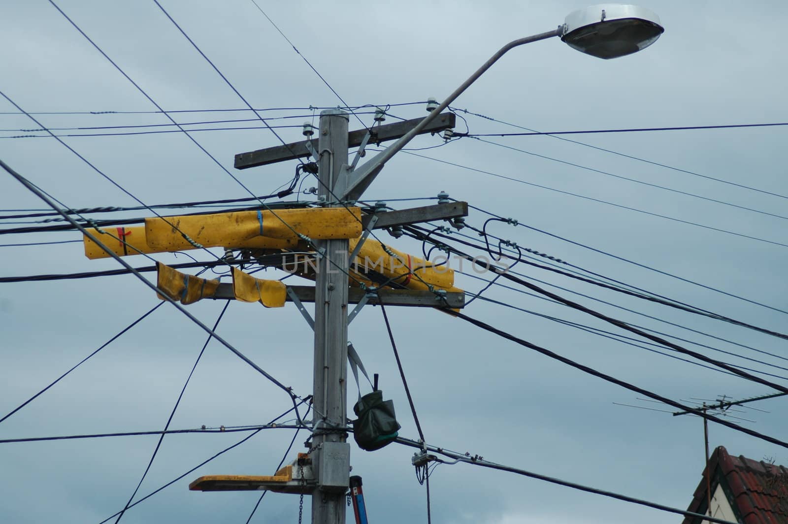 street lamp connected with multiple wires