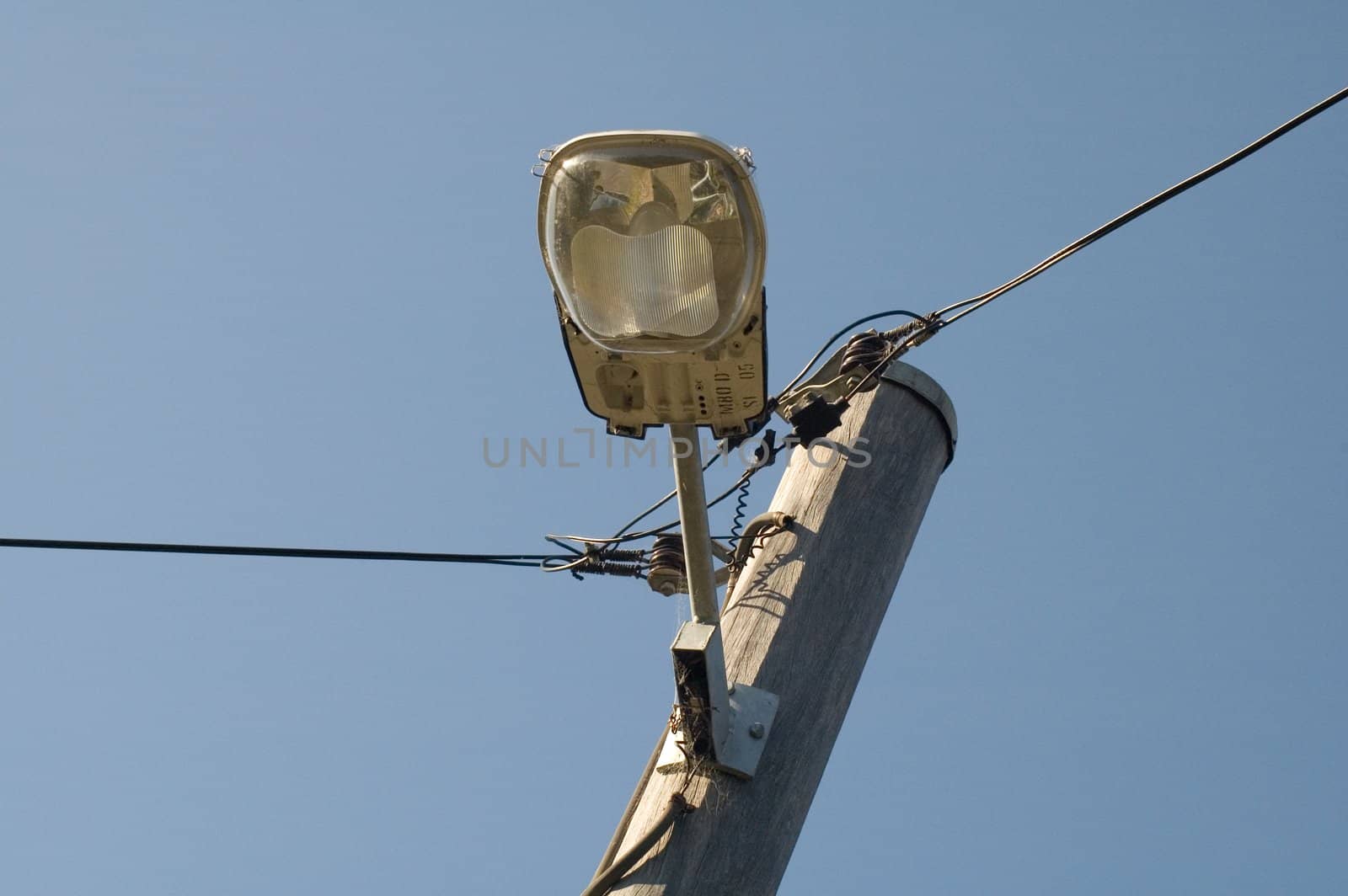 detail photo of street lamp with two wire connections