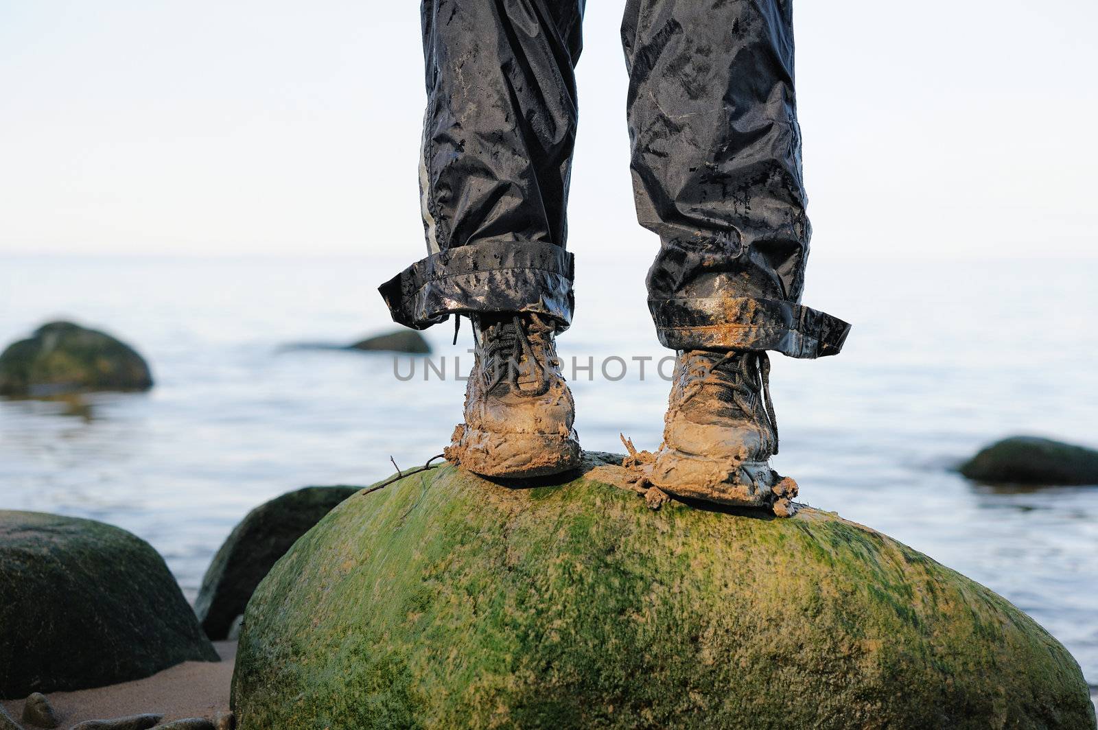 To keep one's footing on the sea boulder