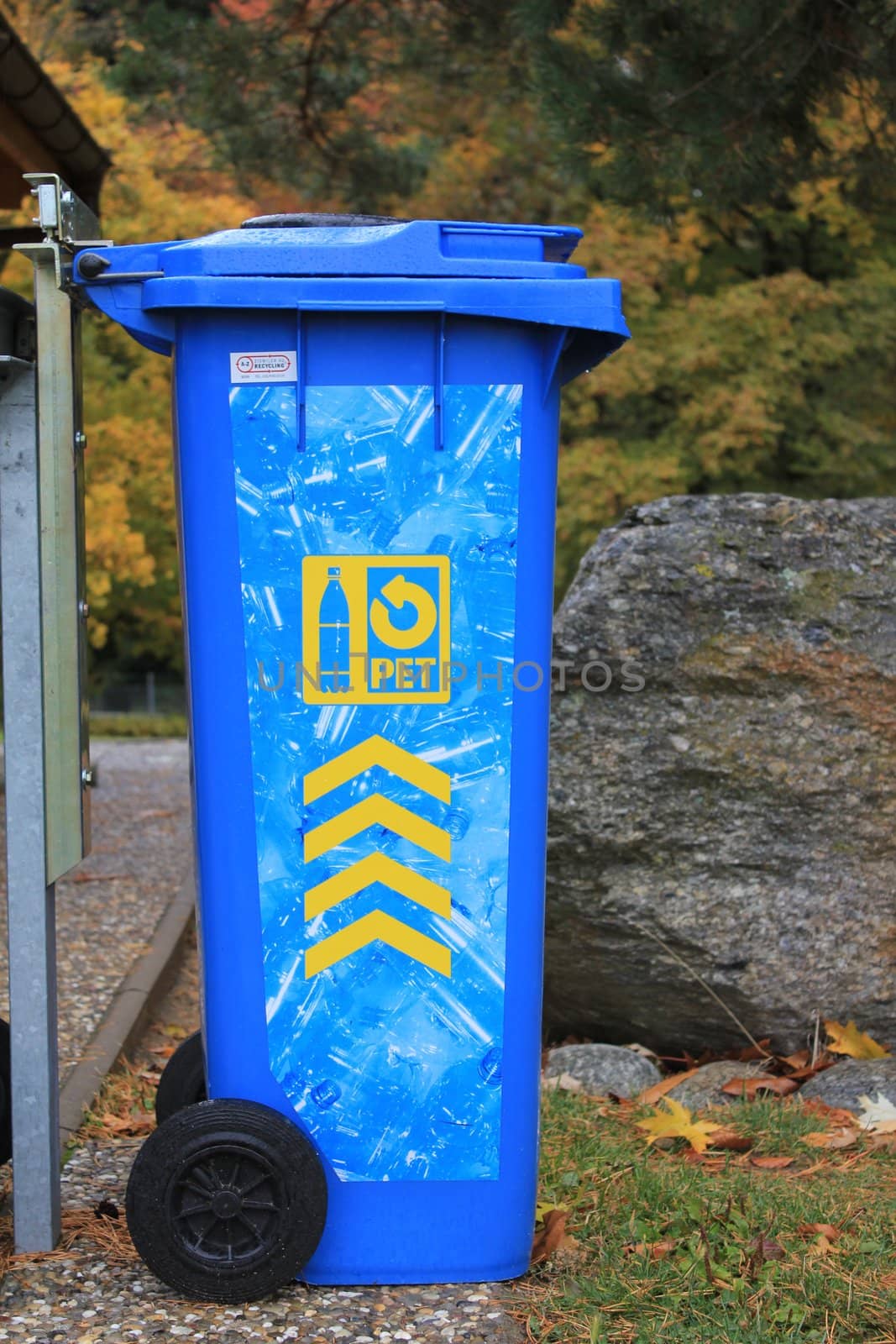 Recycling blue and yellow