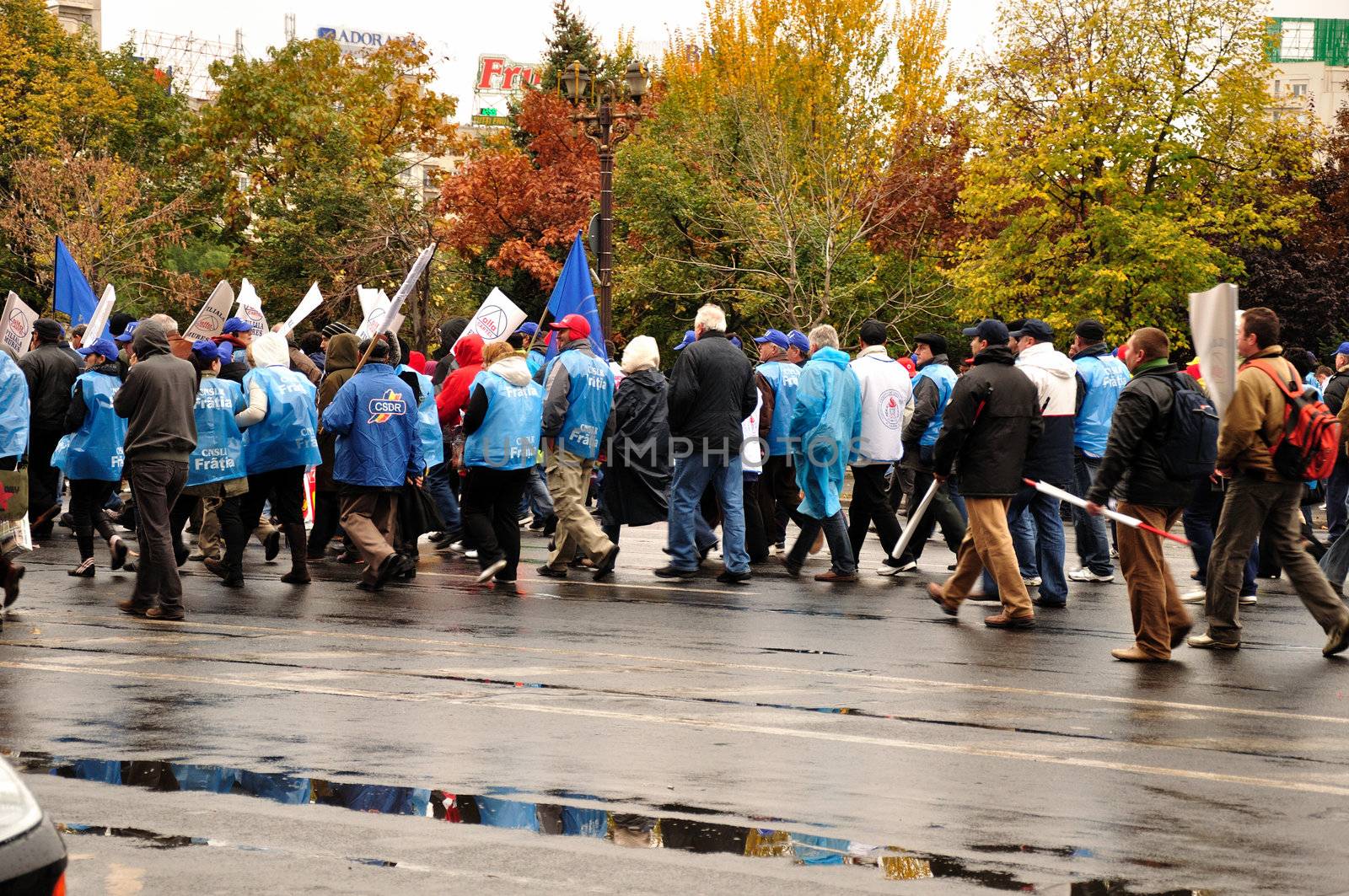 Protests downtown Bucharest on October 27, the day the motion against the government is voted / Unions announce 80,000 people on the streets