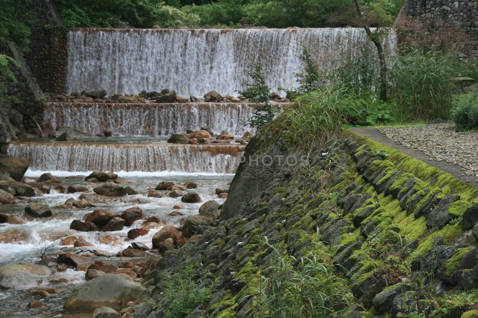 cascade dans la campagne japonaise by neko92vl