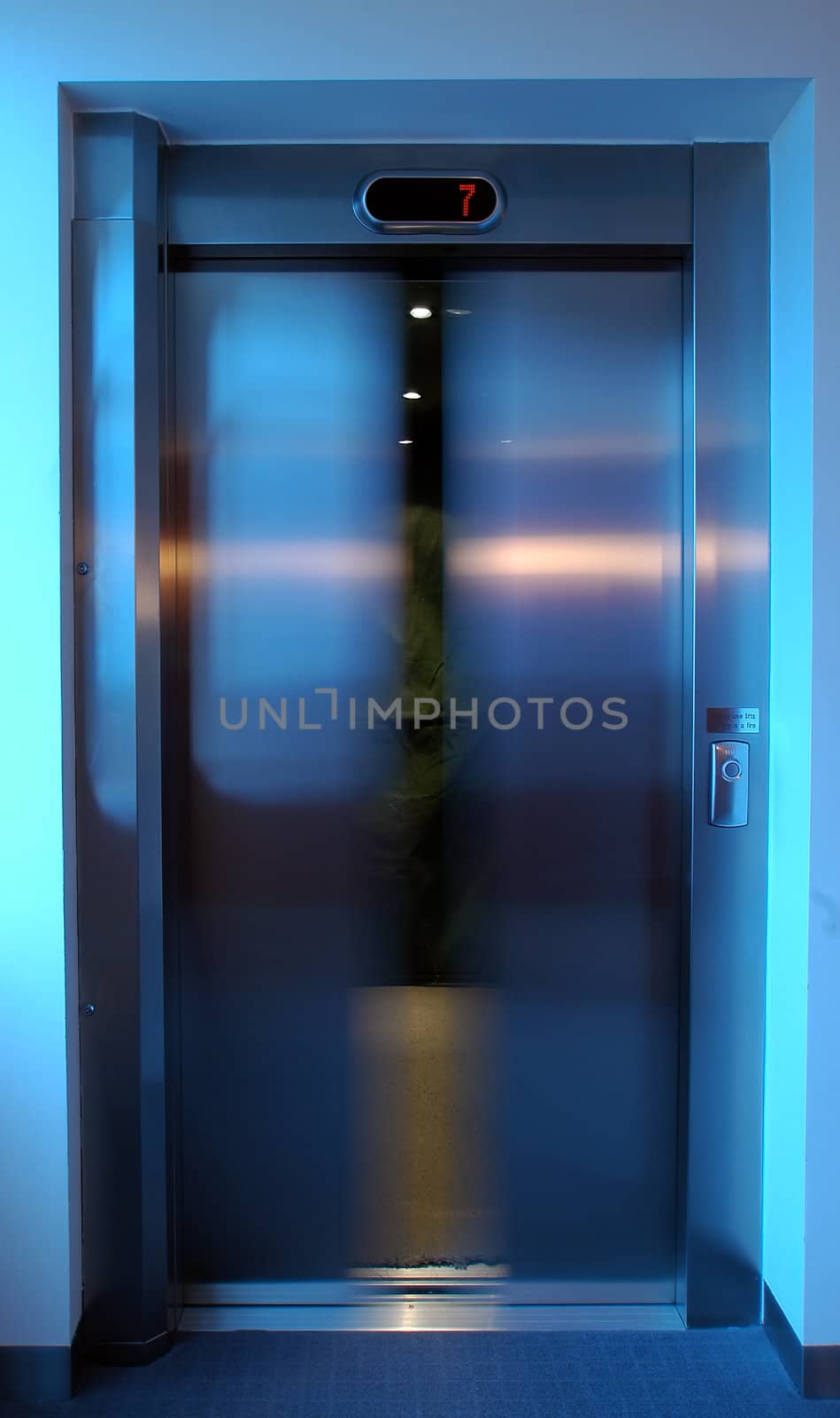 closing lift doors, white balance set for lift interior, level 7