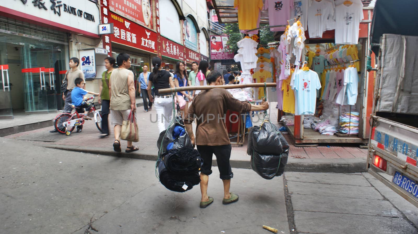 CHINA,POOR PEOPLE ON THE CROWDED STREETS OF CHONGQUIN