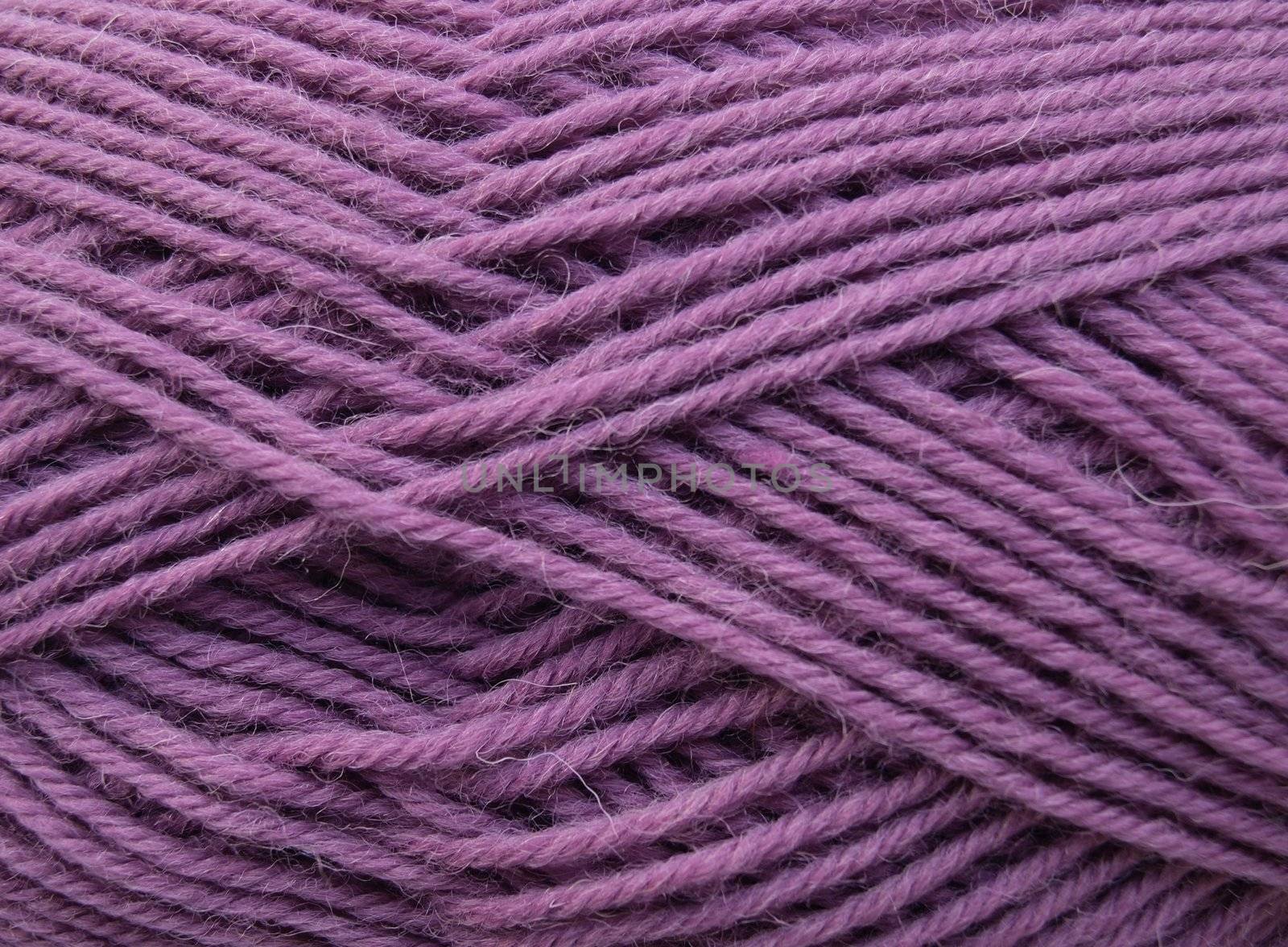 Knitting yarn forming a pattern of a network
