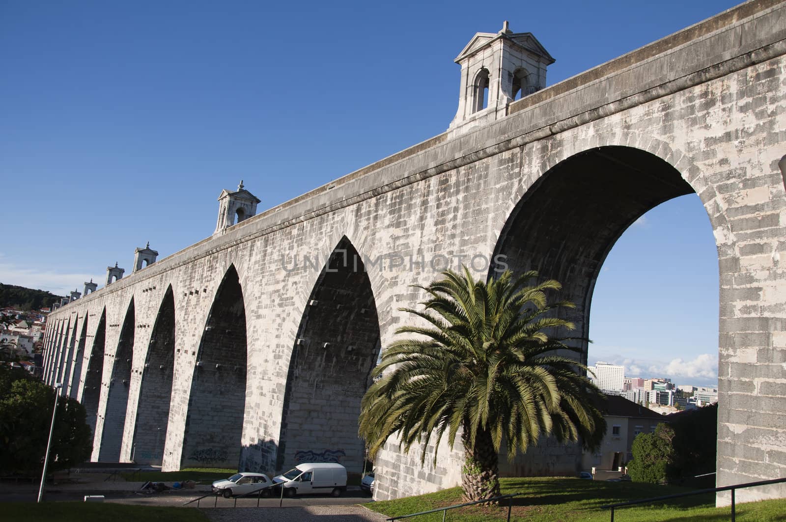The historic arch was built in 1748, Straitelstvo ARC was during the reign of Juan fifth, it is considered a masterpiece of engineering of the Baroque period