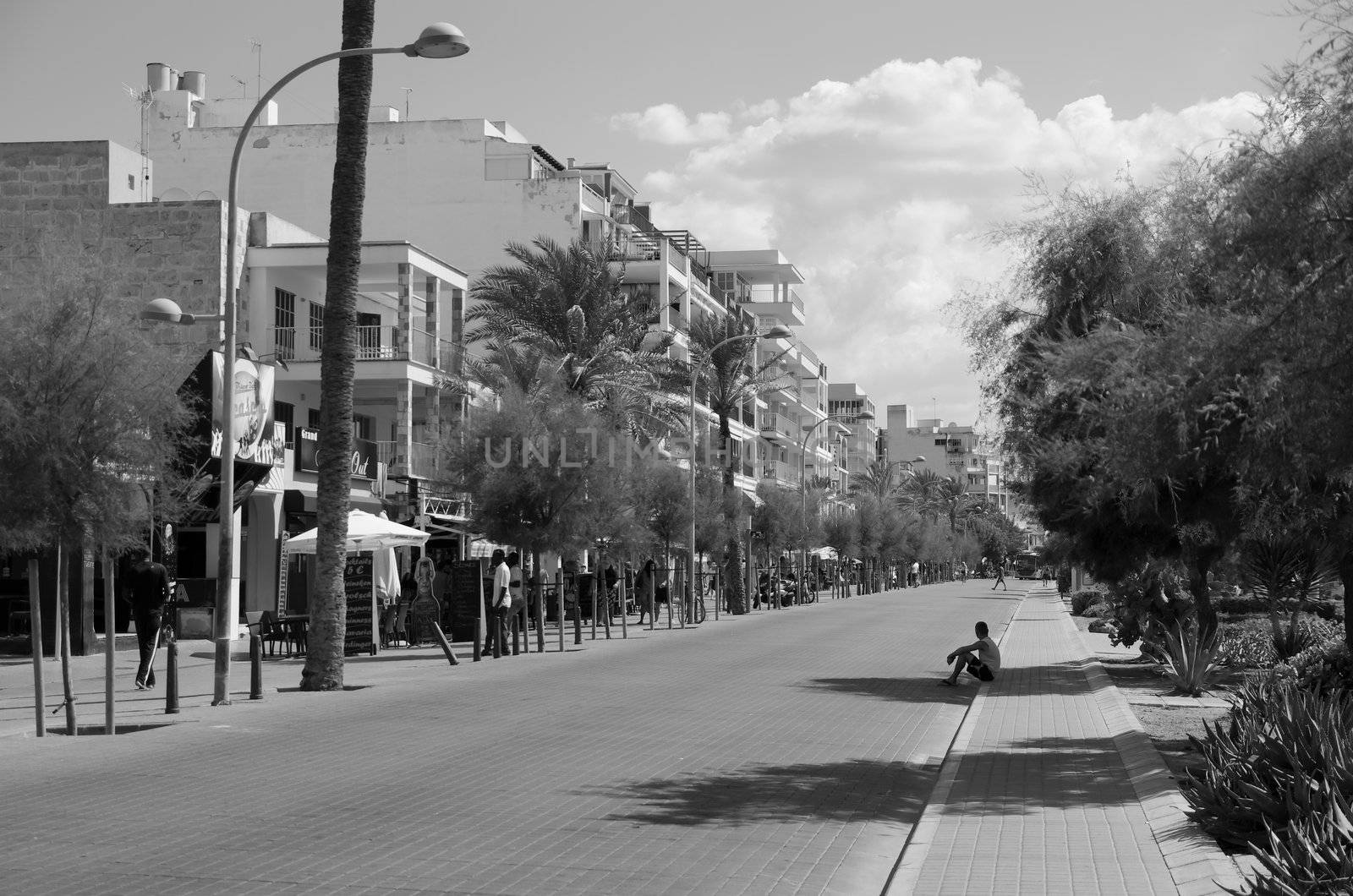 B / W street photography of El Arenal