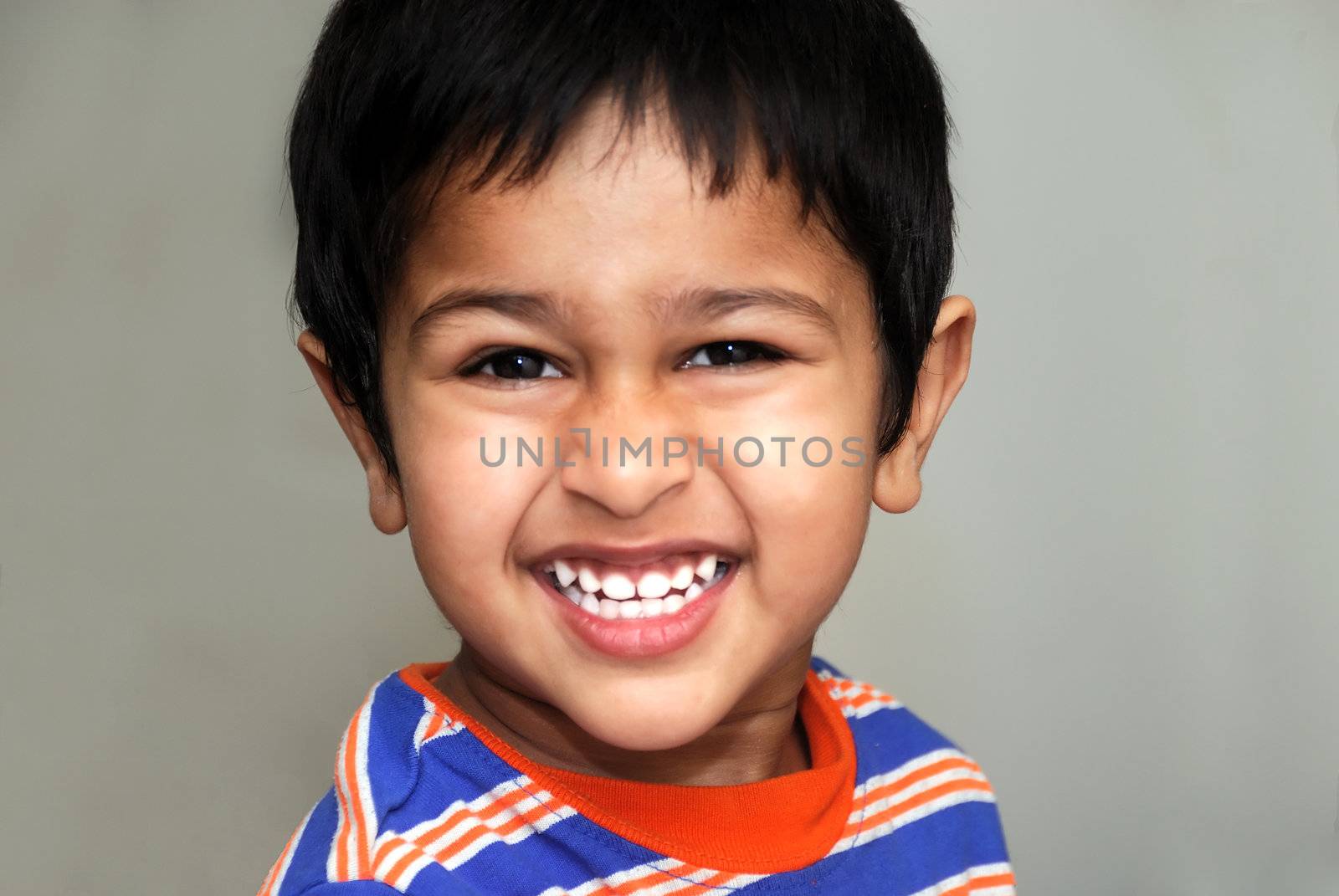 Little boy to look in wide eyed astonishment