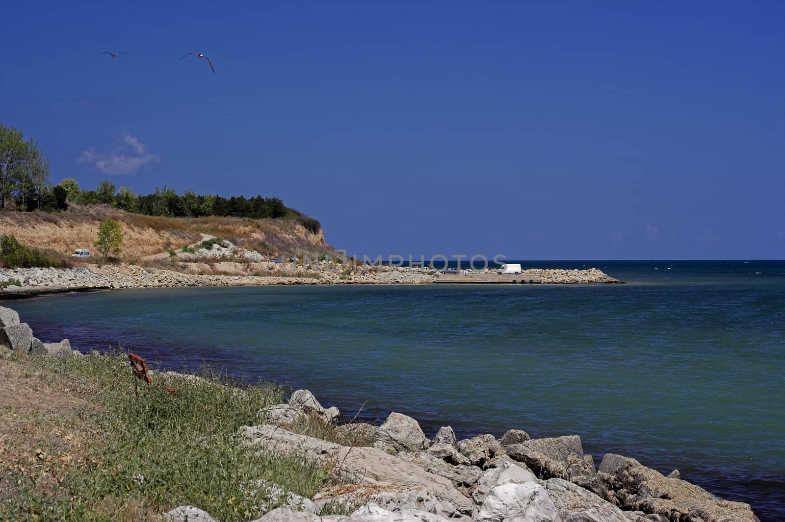 Beach scene by alexkosev