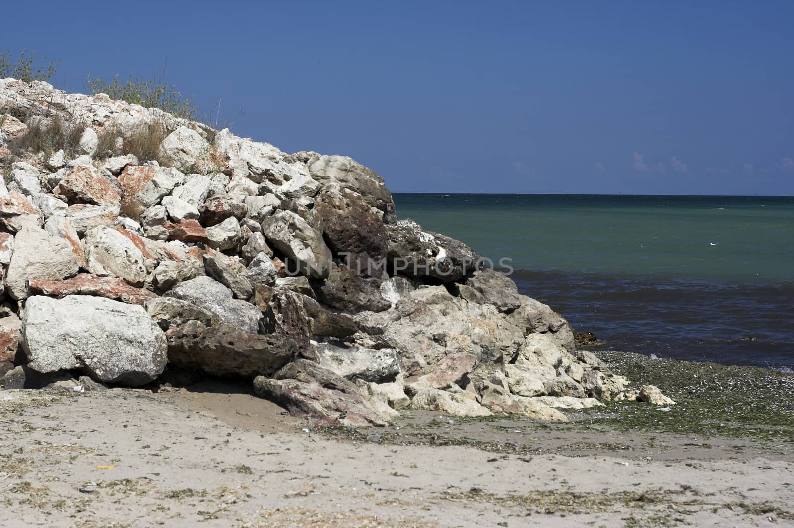 Beach scene by alexkosev