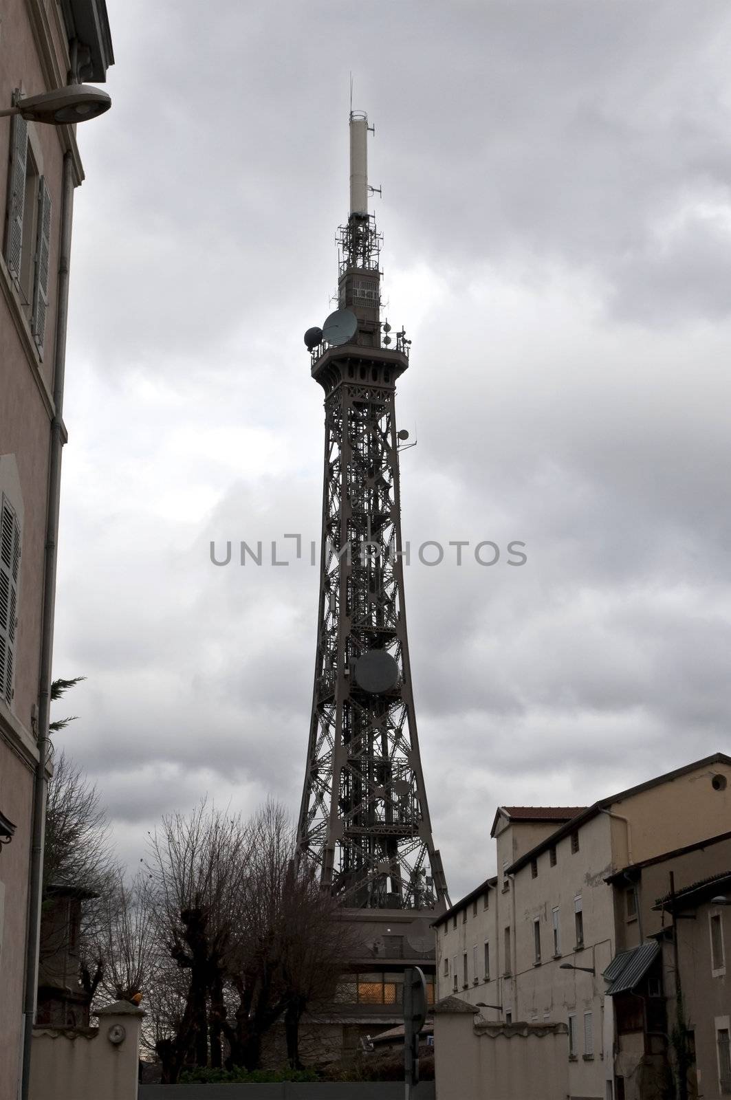 Big telecom antenna in a french city by shkyo30
