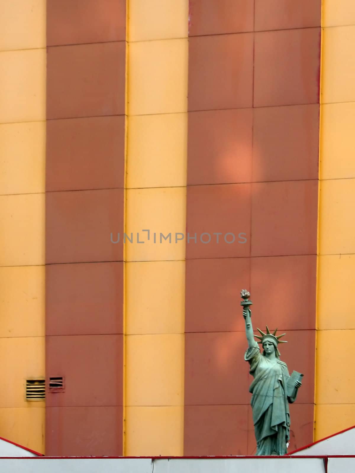 small replica of statue of liberty in Manhattan, New York