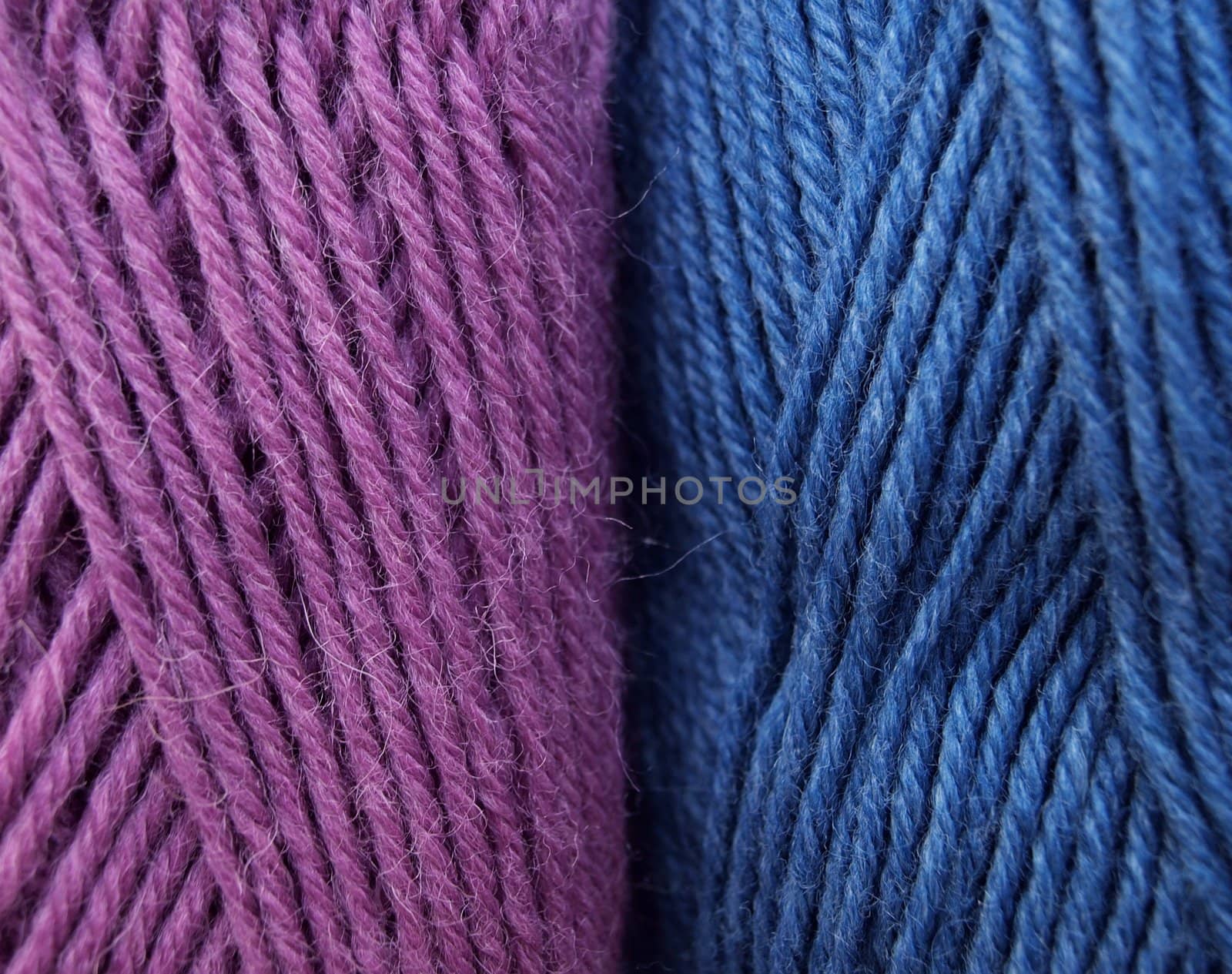 Woolen yarn mix of two colors