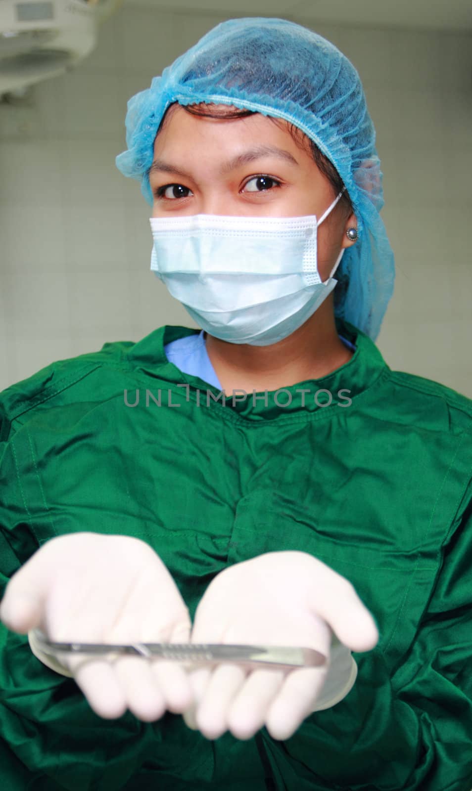 nurse showing a surgical knife