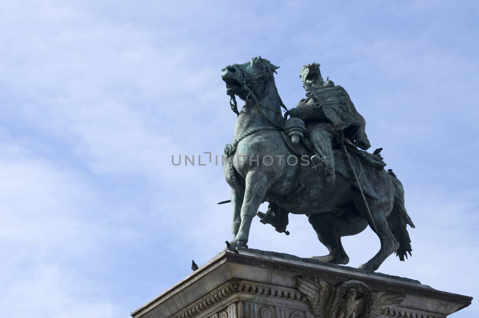 Vittorio Emanuele statue in Milan by johnnychaos