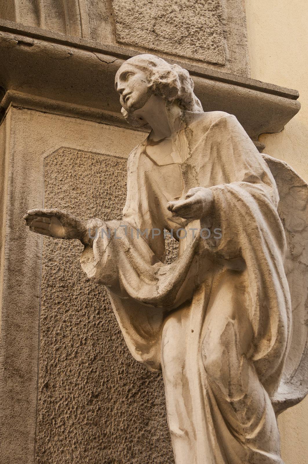 Statue in Bergamo, Italy by johnnychaos