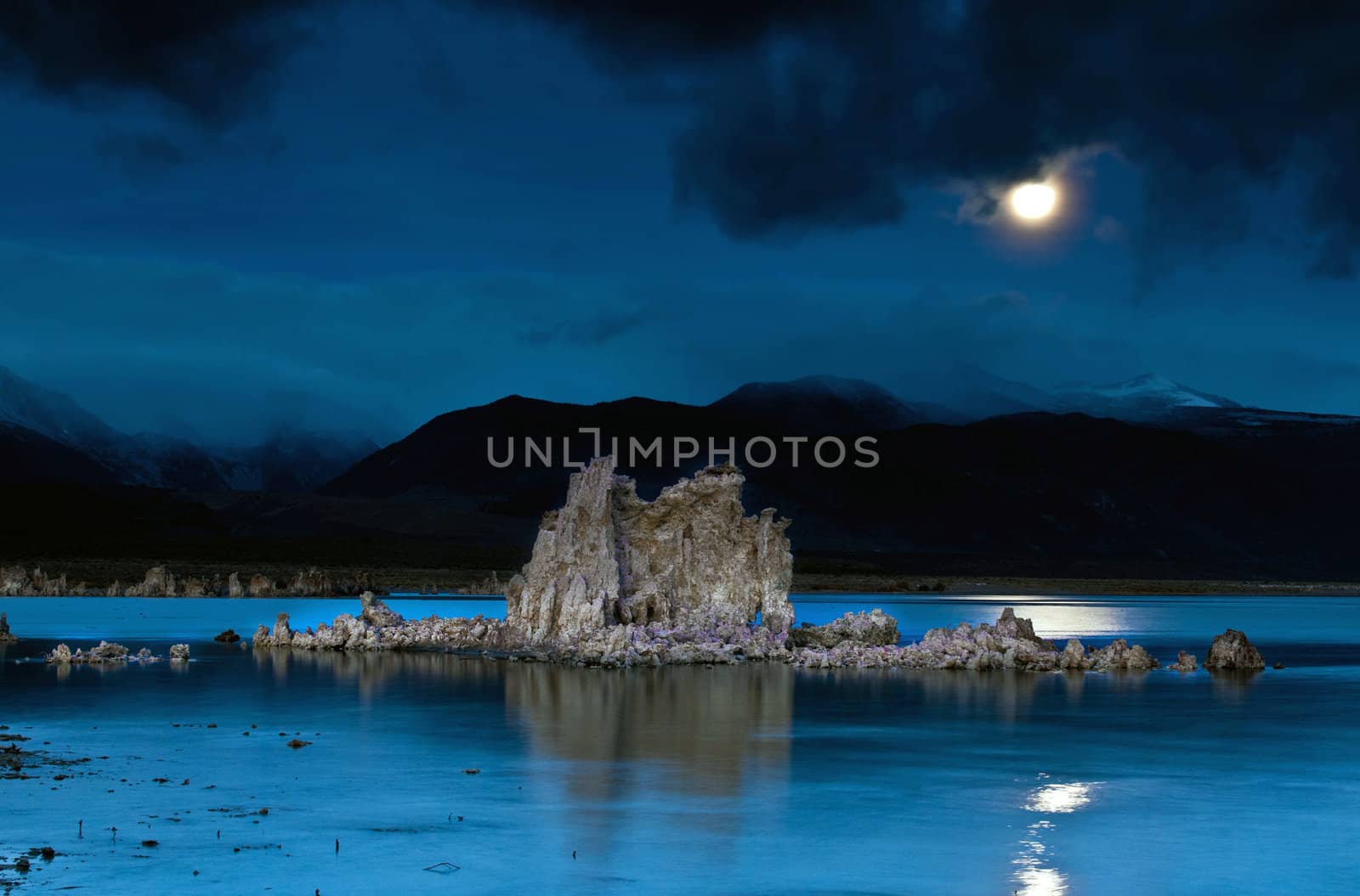 An autumn morning at Mono Lake