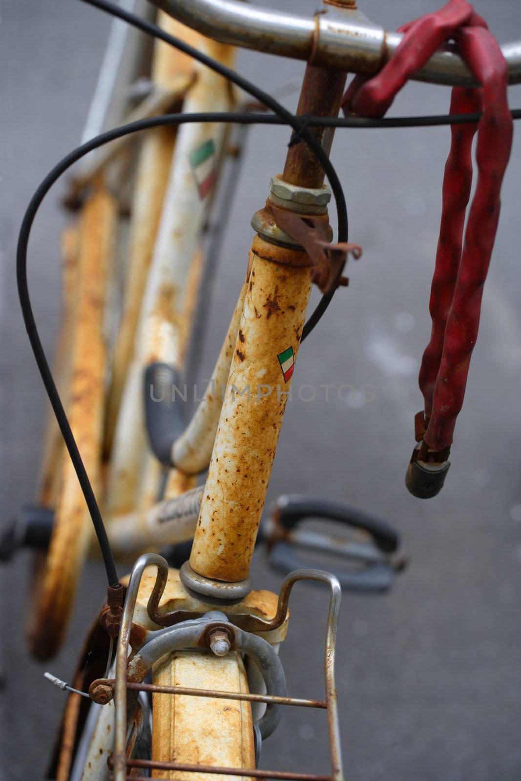 An old rusty bicycle in Italy.
