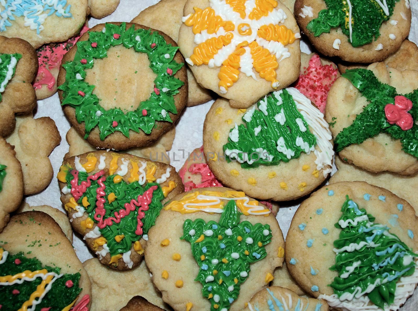 A plate of decorated christmas cookies