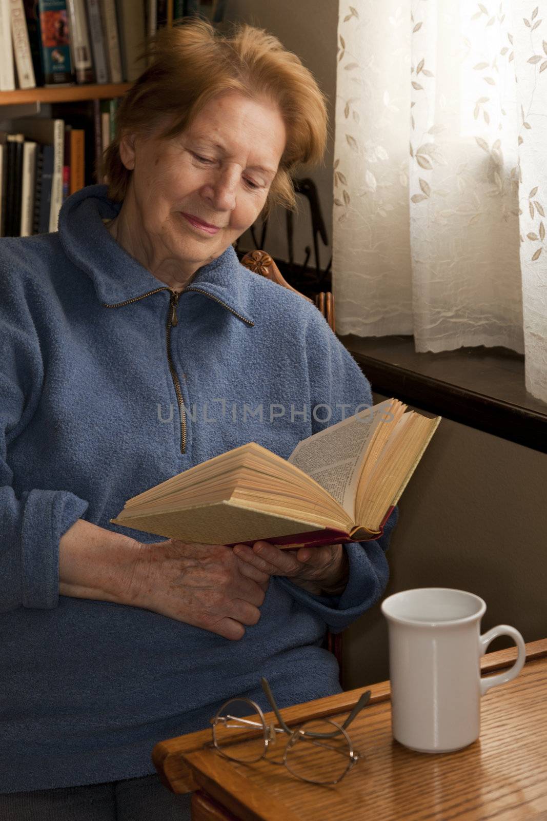 old woman reading by PixelsAway
