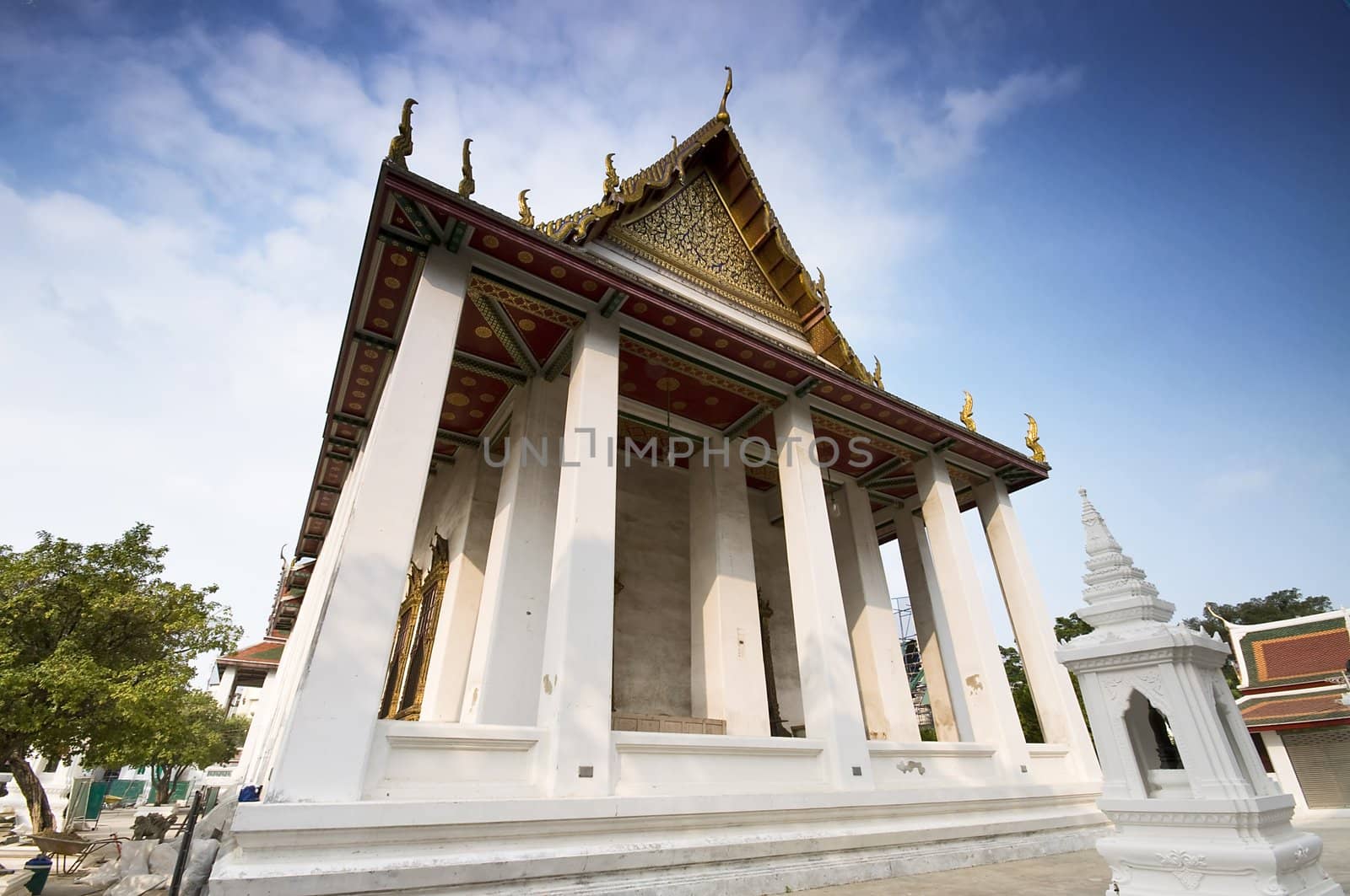 Buddhist temple in Bangkok by johnnychaos