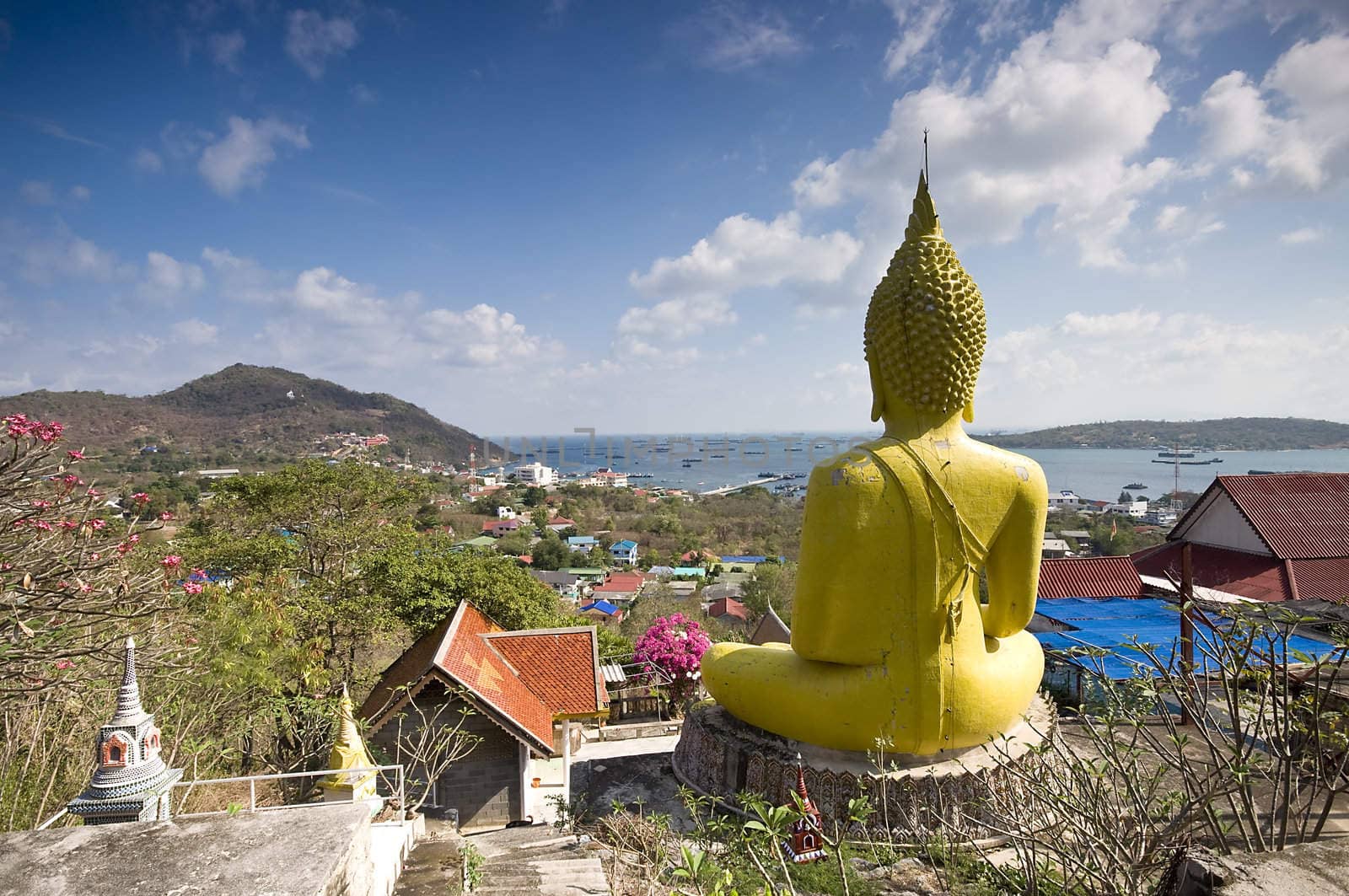 Giant Buddha statue in Thailand by johnnychaos