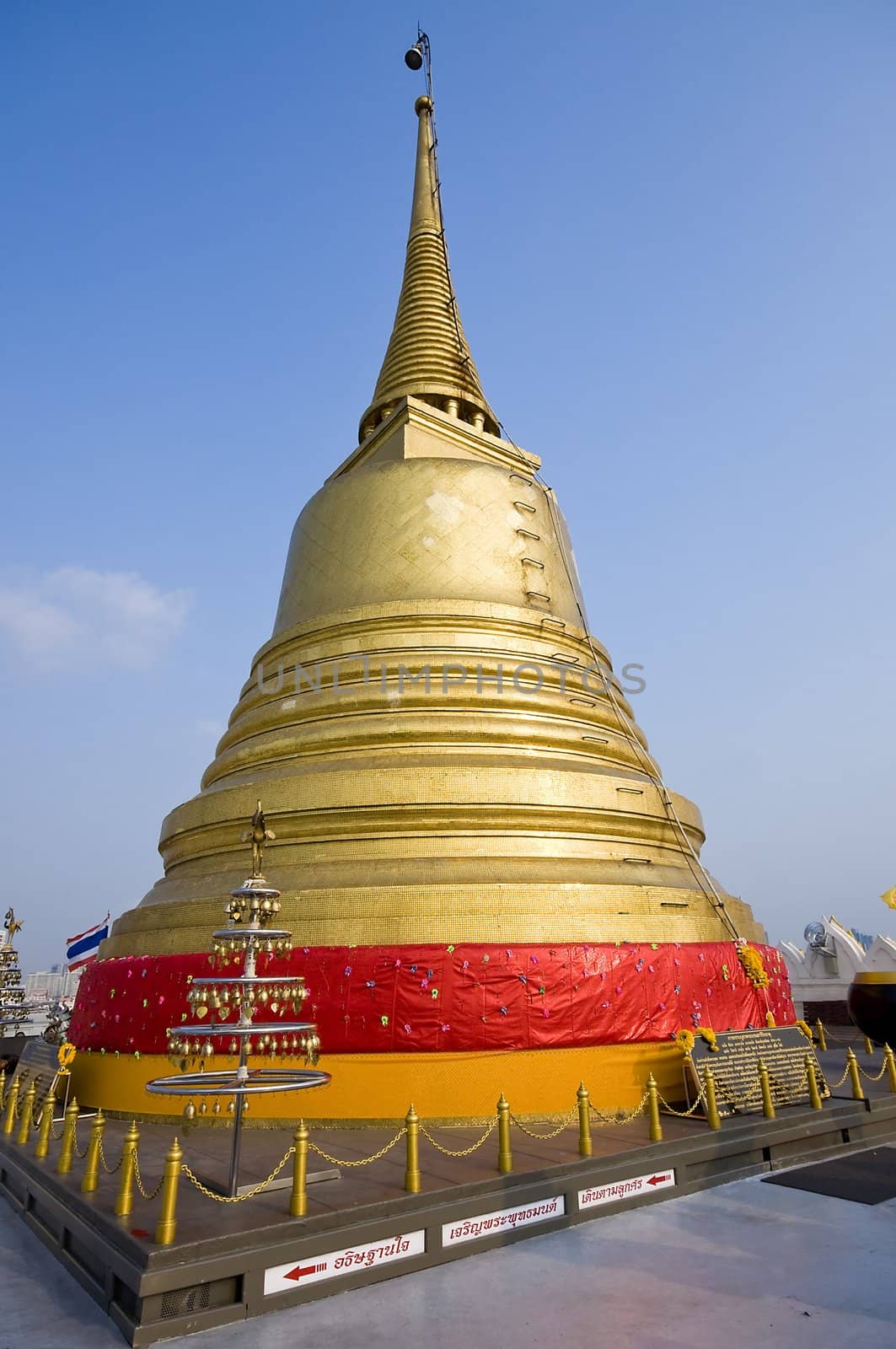 Golden Mount in Bangkok by johnnychaos