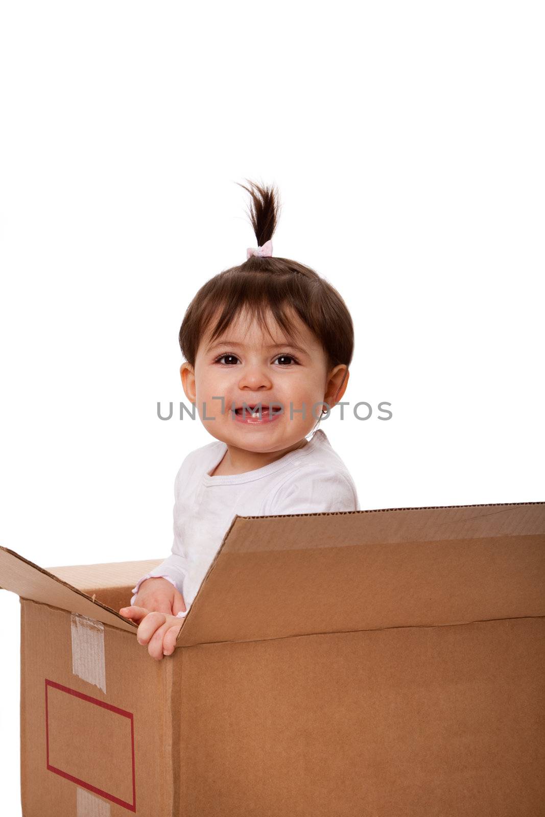 Happy baby in moving box by phakimata