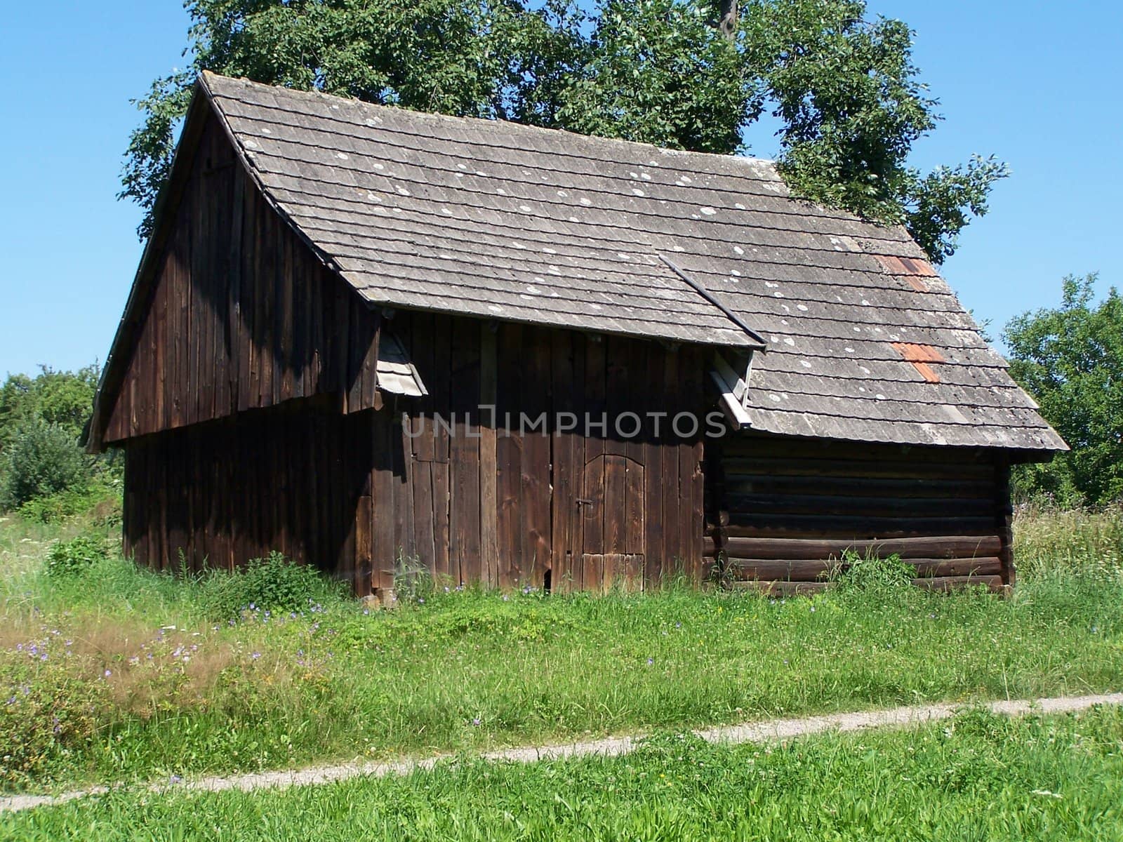 wooden barn by alexwhite