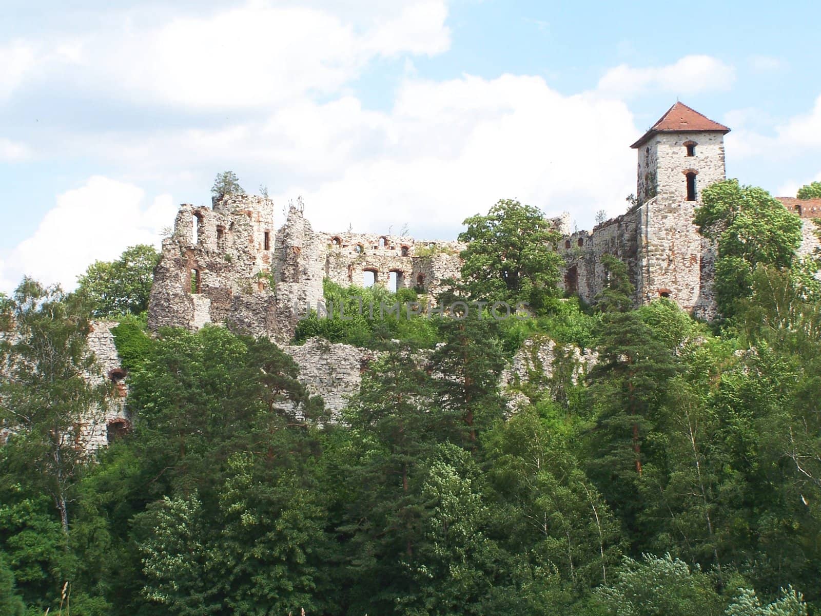 old ruined castle by alexwhite