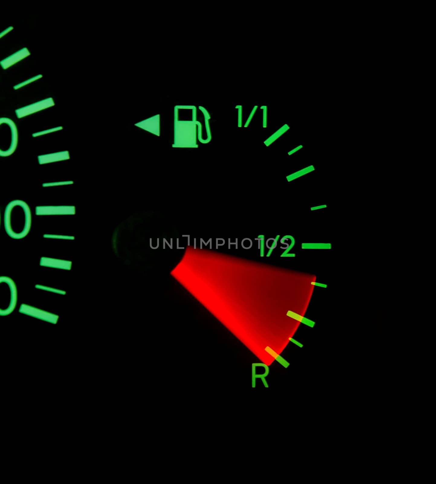 Dashboard indicator showing fuel running out