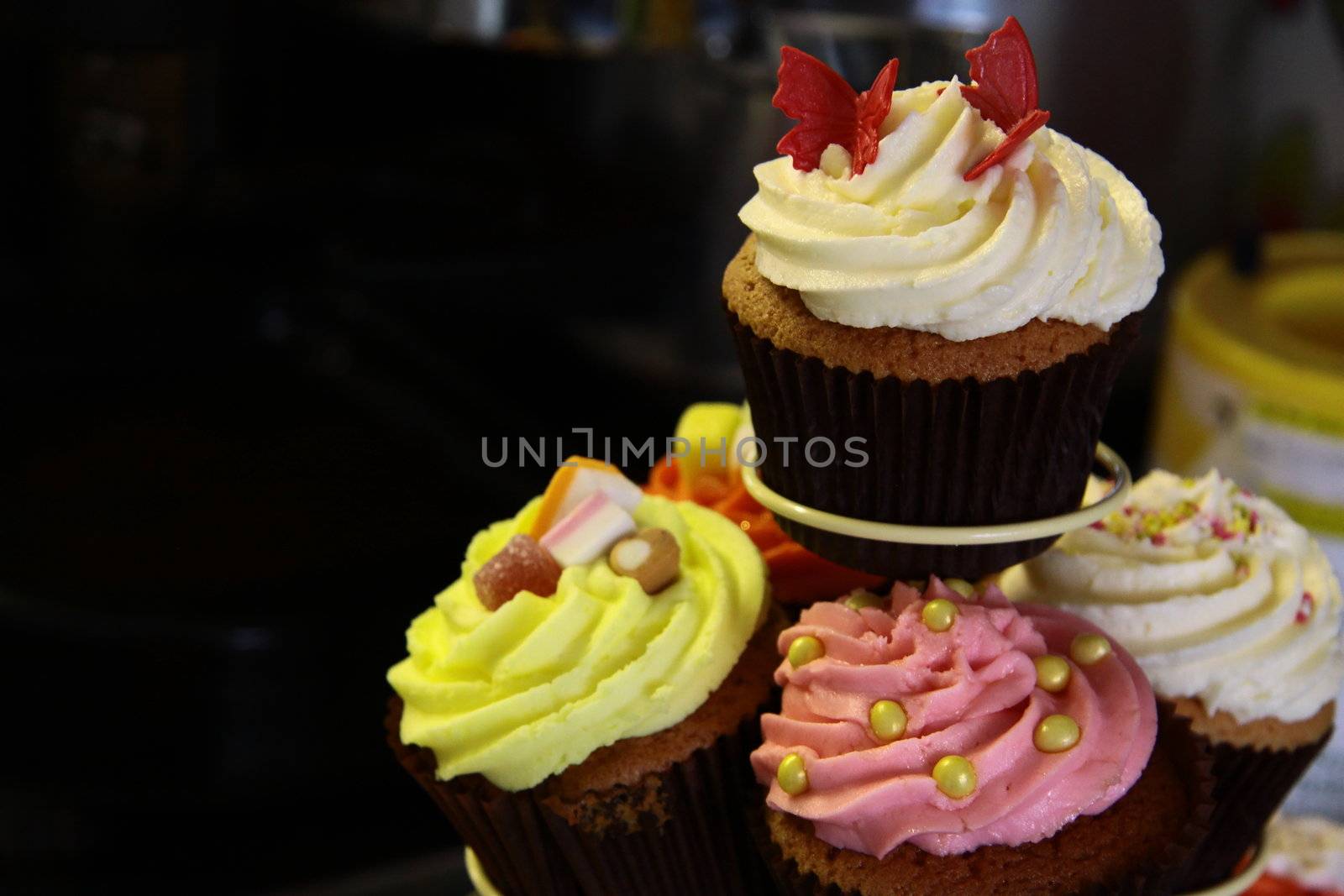 delicious cupcakes by leafy