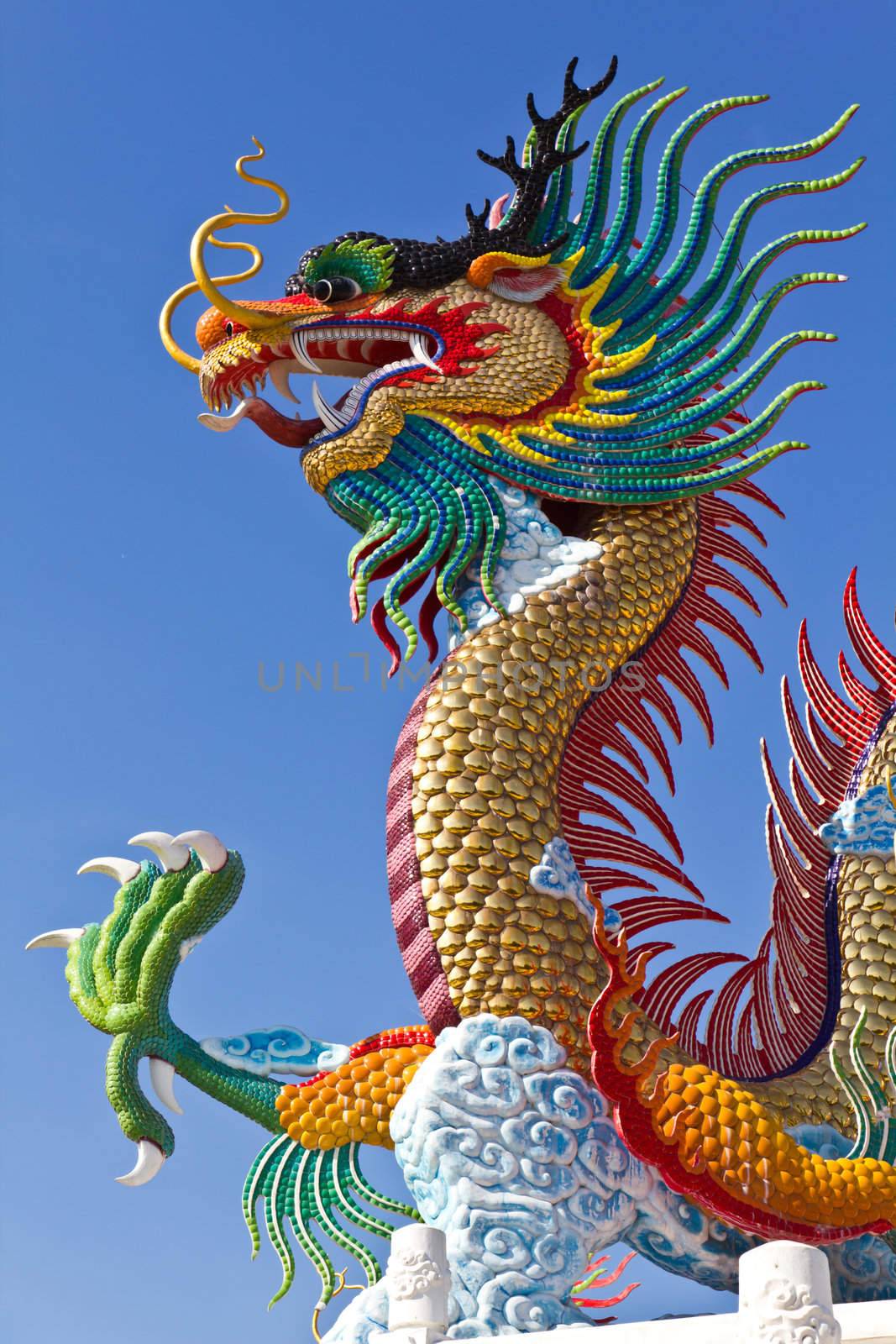 many big dragons are color , a city is Nakolsawun, Thailand  by lavoview