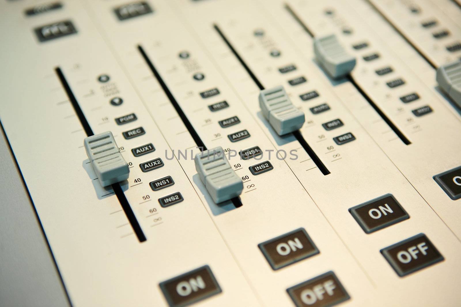 audio mixing console
