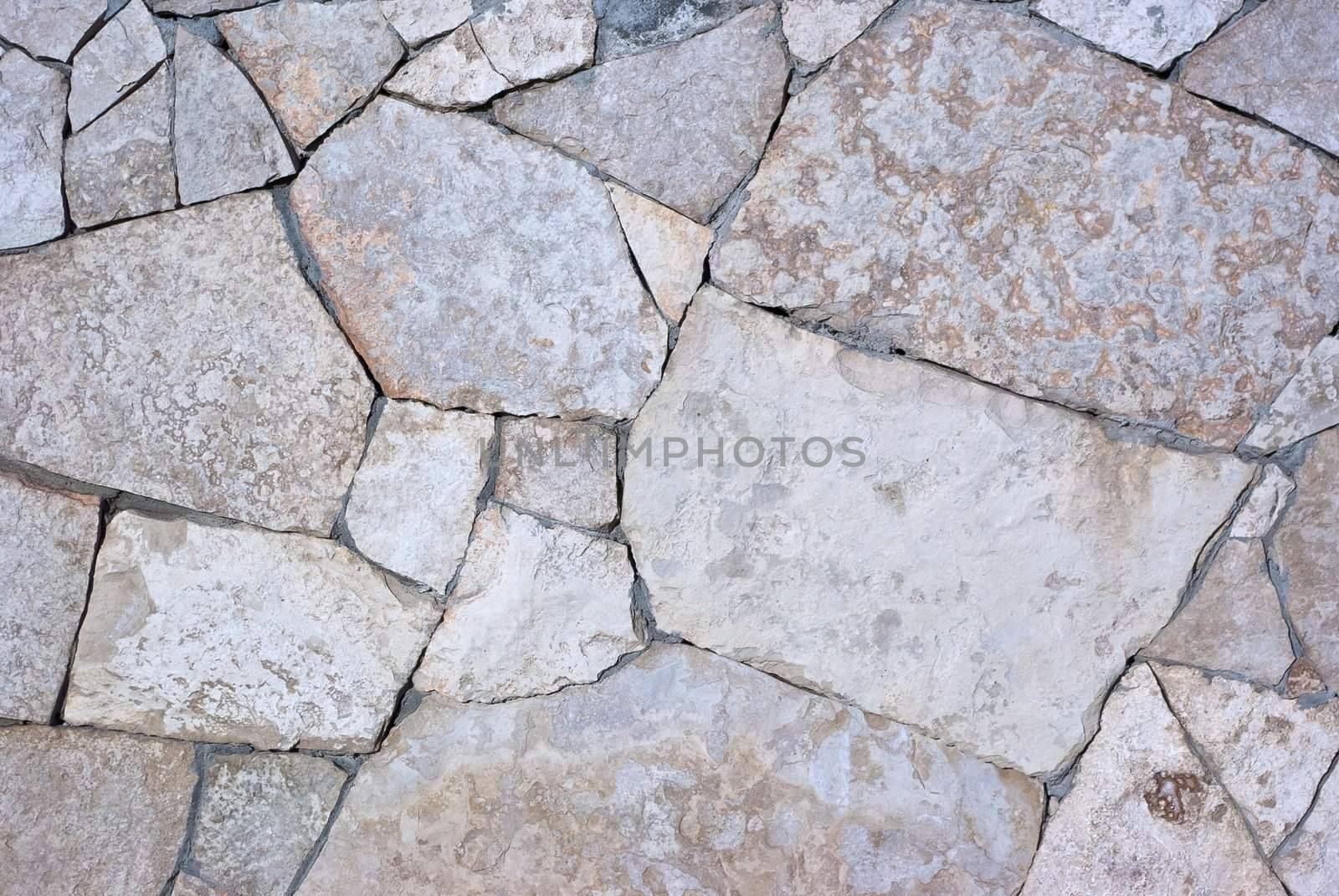 stone retaining wall with various size geometric stones