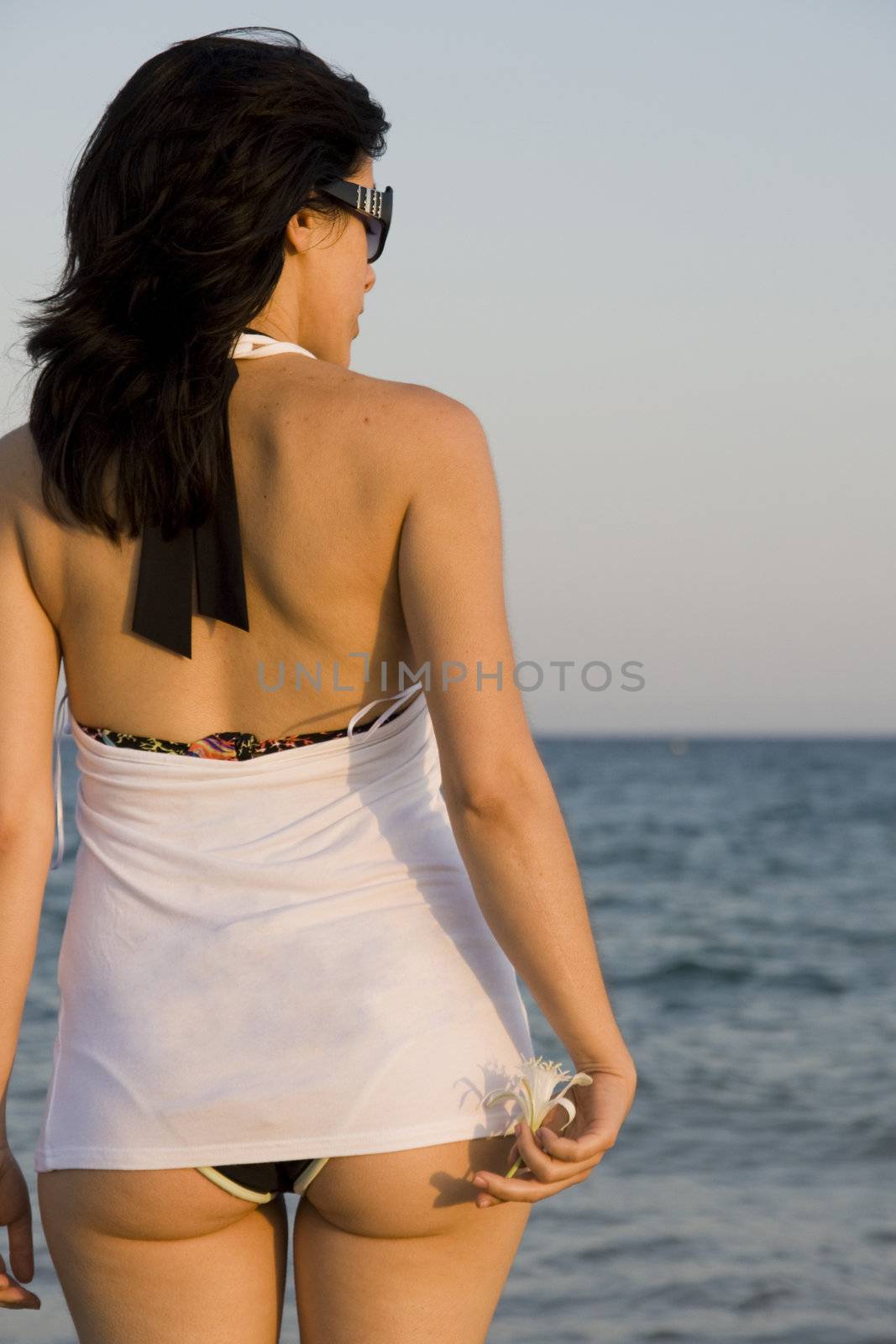 woman enjoys the sea by membio