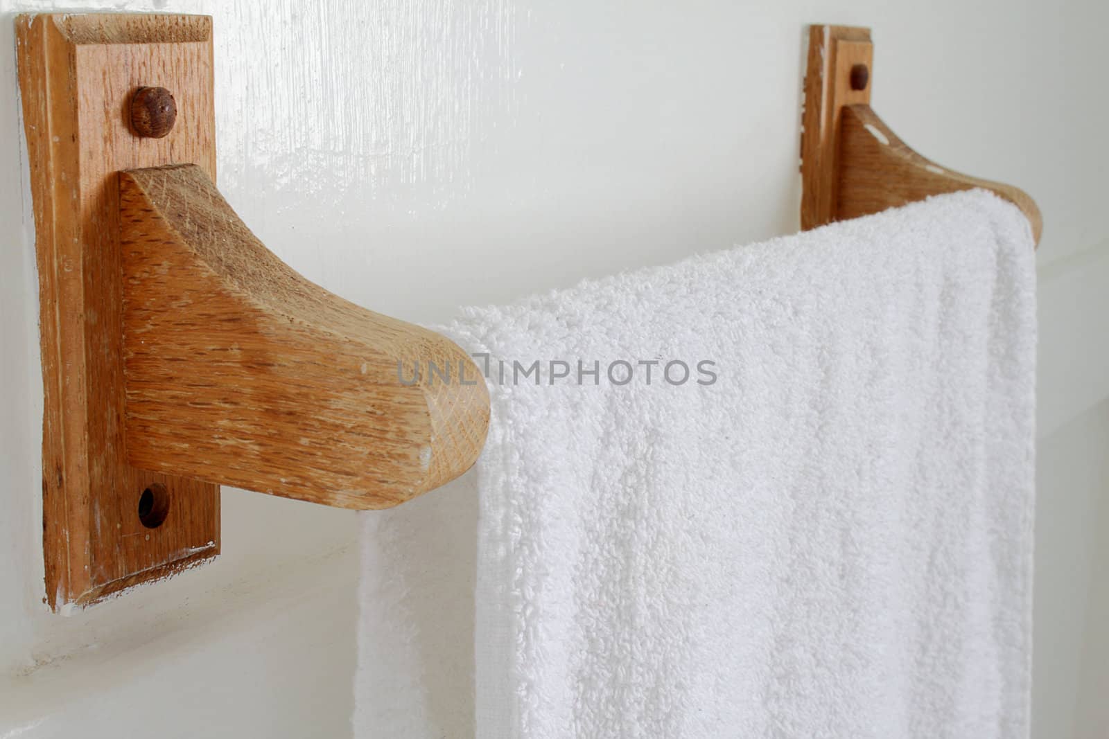 Wooden towel hanger by pulen