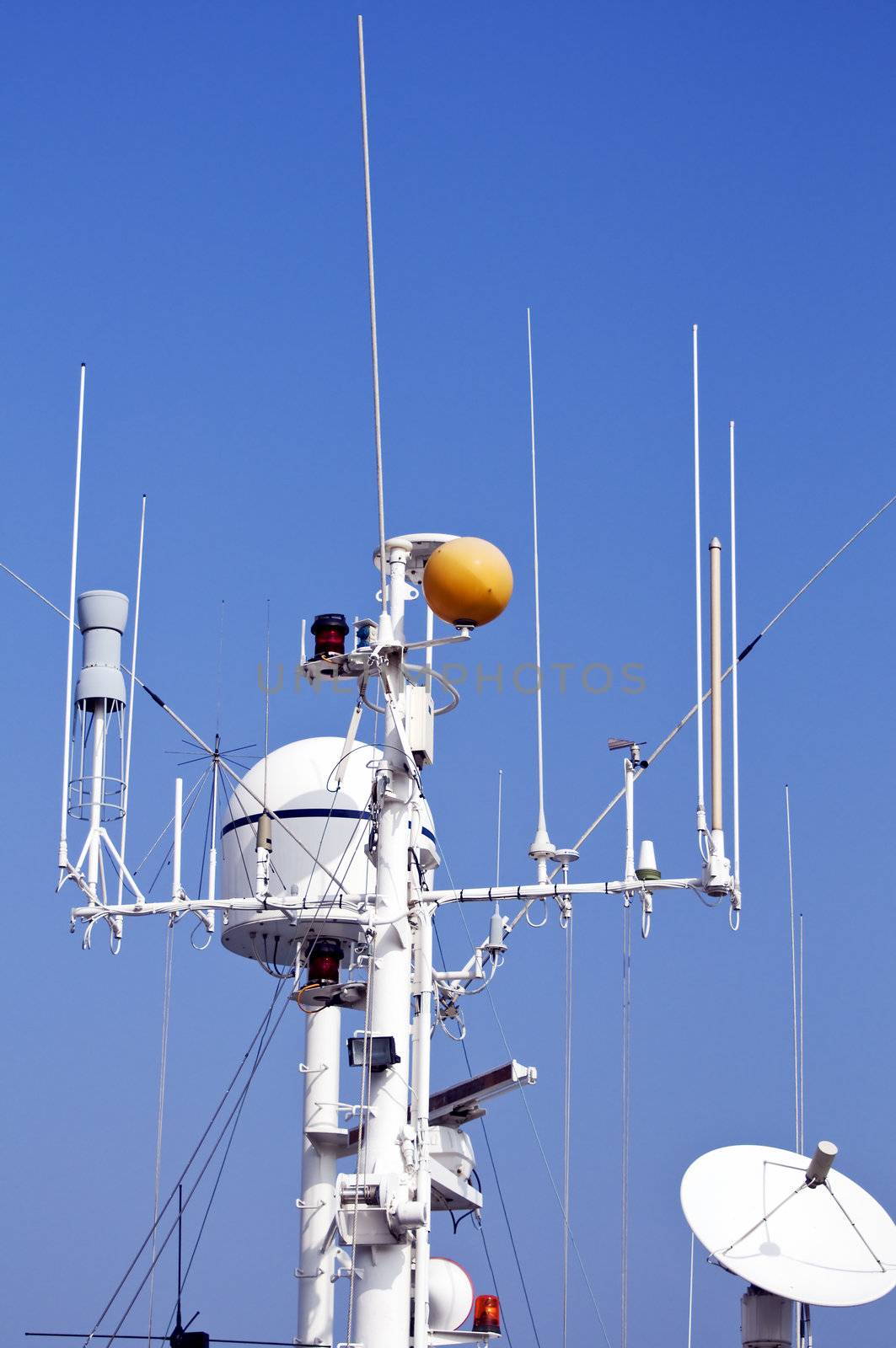 Antenna mast with radar and satellite on a boat