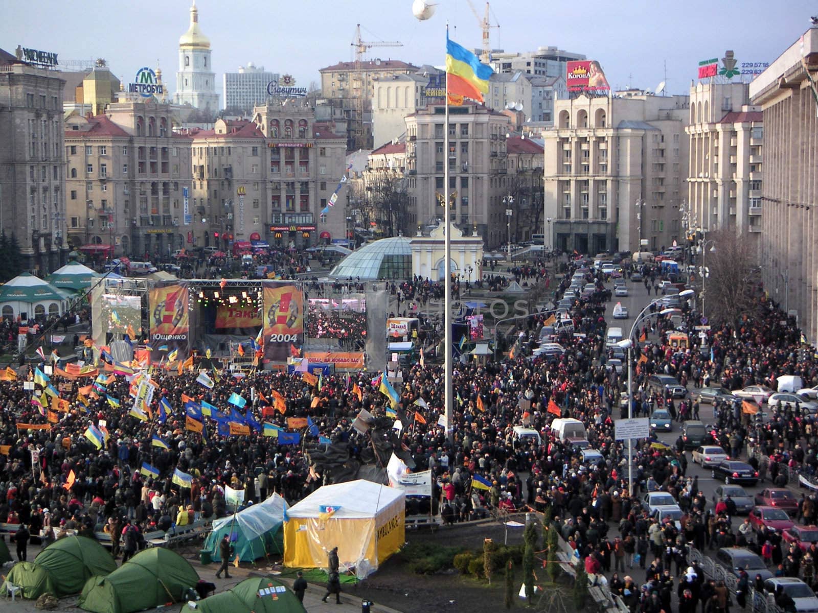  In December 2004 after the long years of stagnation entire the Ukraine for the first time rose behind the protection of its rights and interests. The majorities of people were supported policy of Yushchenko.  They took each other for the hands and created the impenetrable wall. Thus began The pomaranchevaya revolution, which followed the victory and re-elections. 