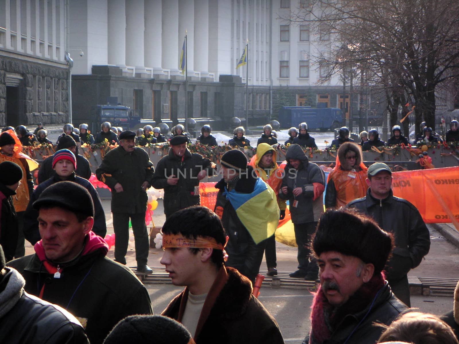 the wall of those holding meetings pomaranchevaya (orange) revolution in the Ukraine  
 In December 2004 after the long years of stagnation entire the Ukraine for the first time rose behind the protection of its rights and interests. The majorities of people were supported policy of Yushchenko.  They took each other for the hands and created the impenetrable wall. Thus began The pomaranchevaya revolution, which followed the victory and re-elections. 
