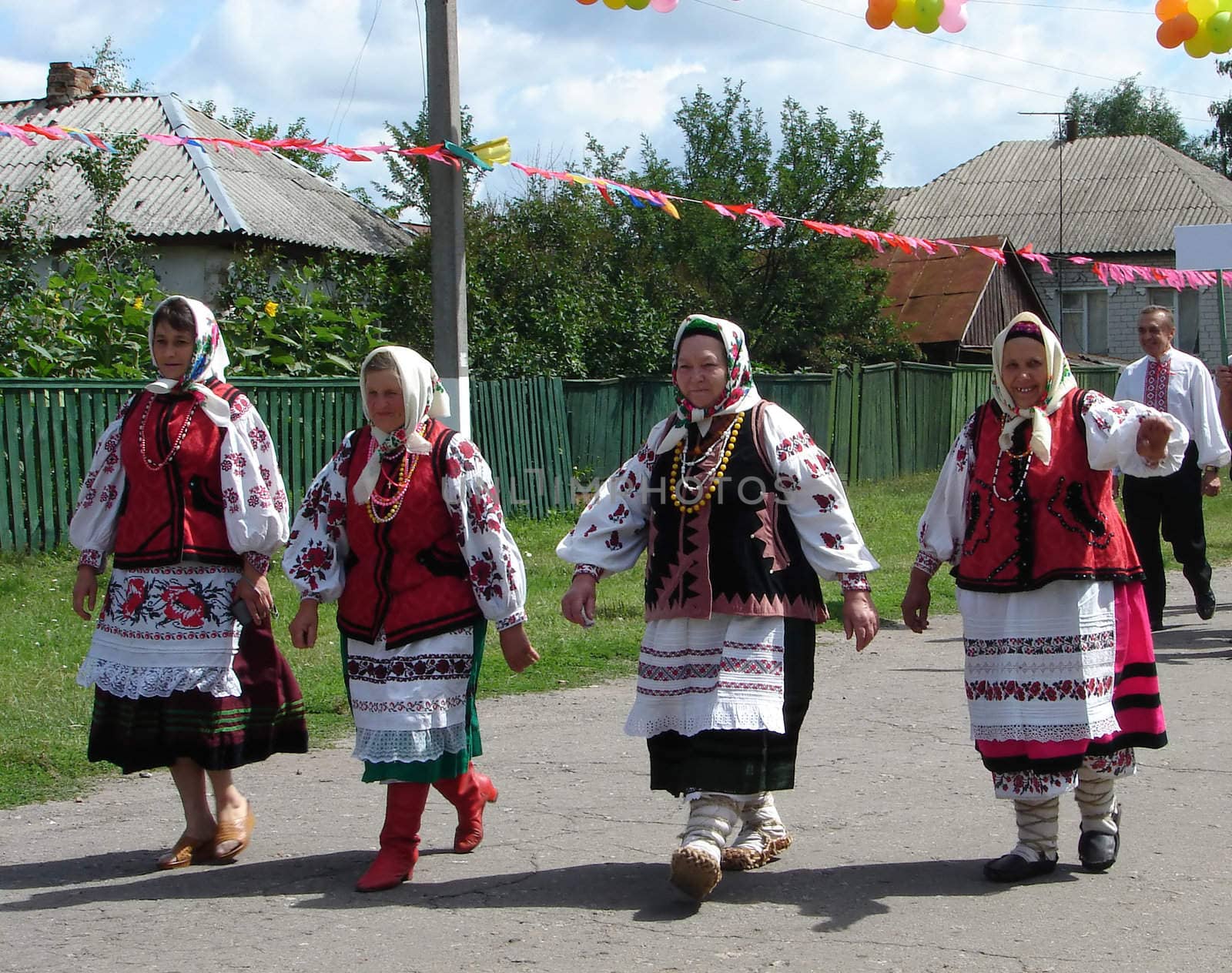 in the Ukraine are still living cossacks and young Cossacks, Cossack born. Until now they revere tradition and the rites of cossacks. 