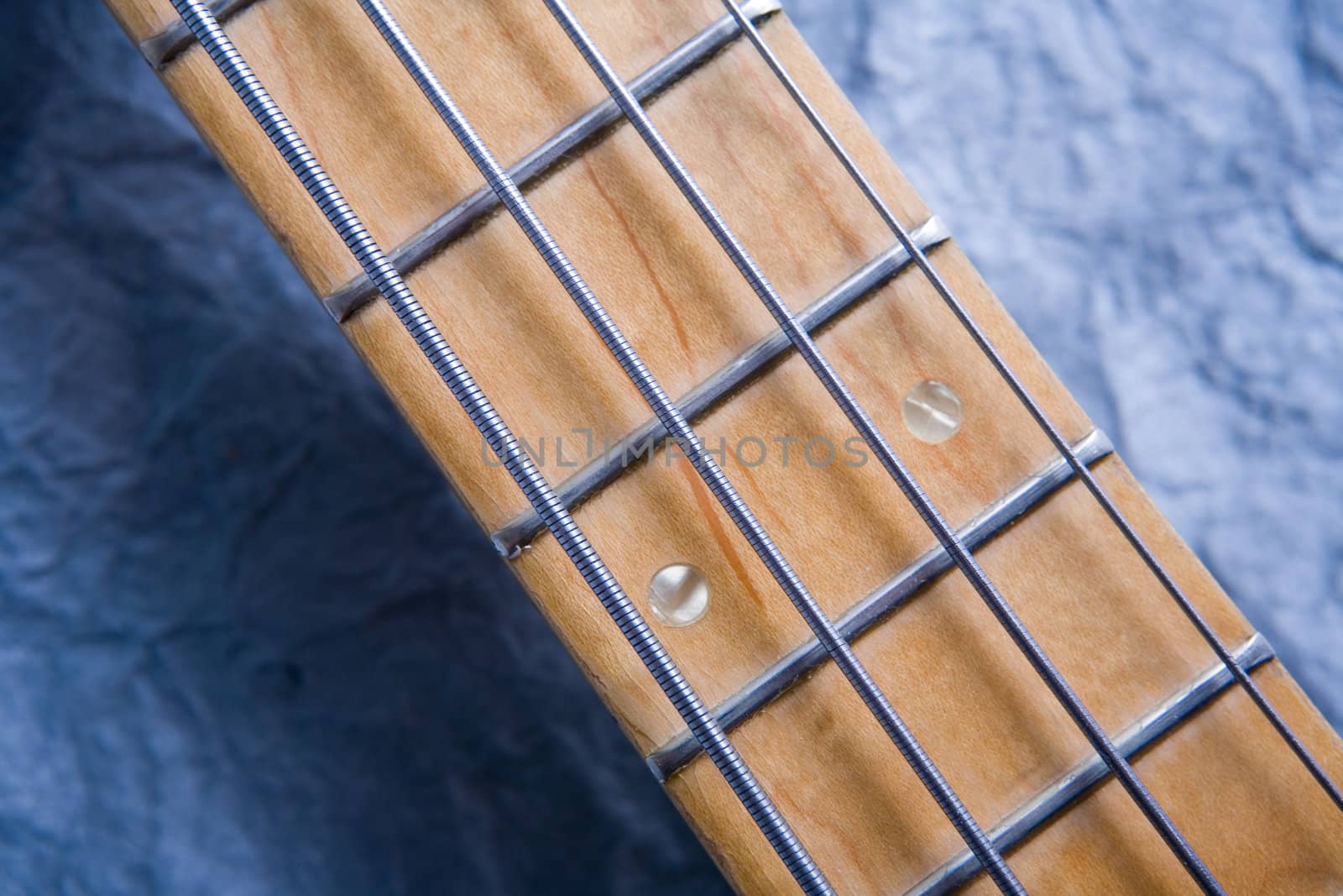 Electric bass guitar with four strings