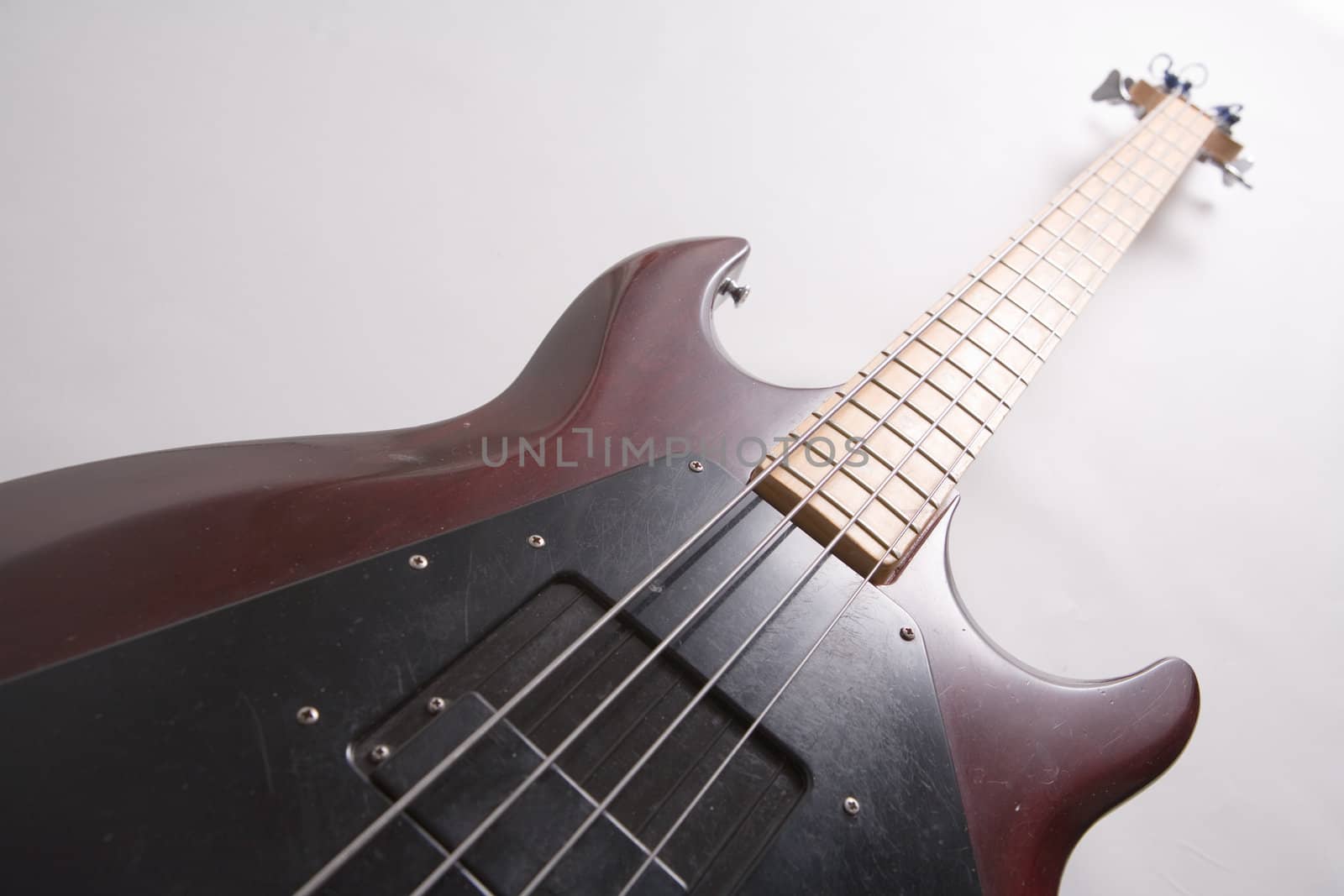 Electric bass guitar with four strings