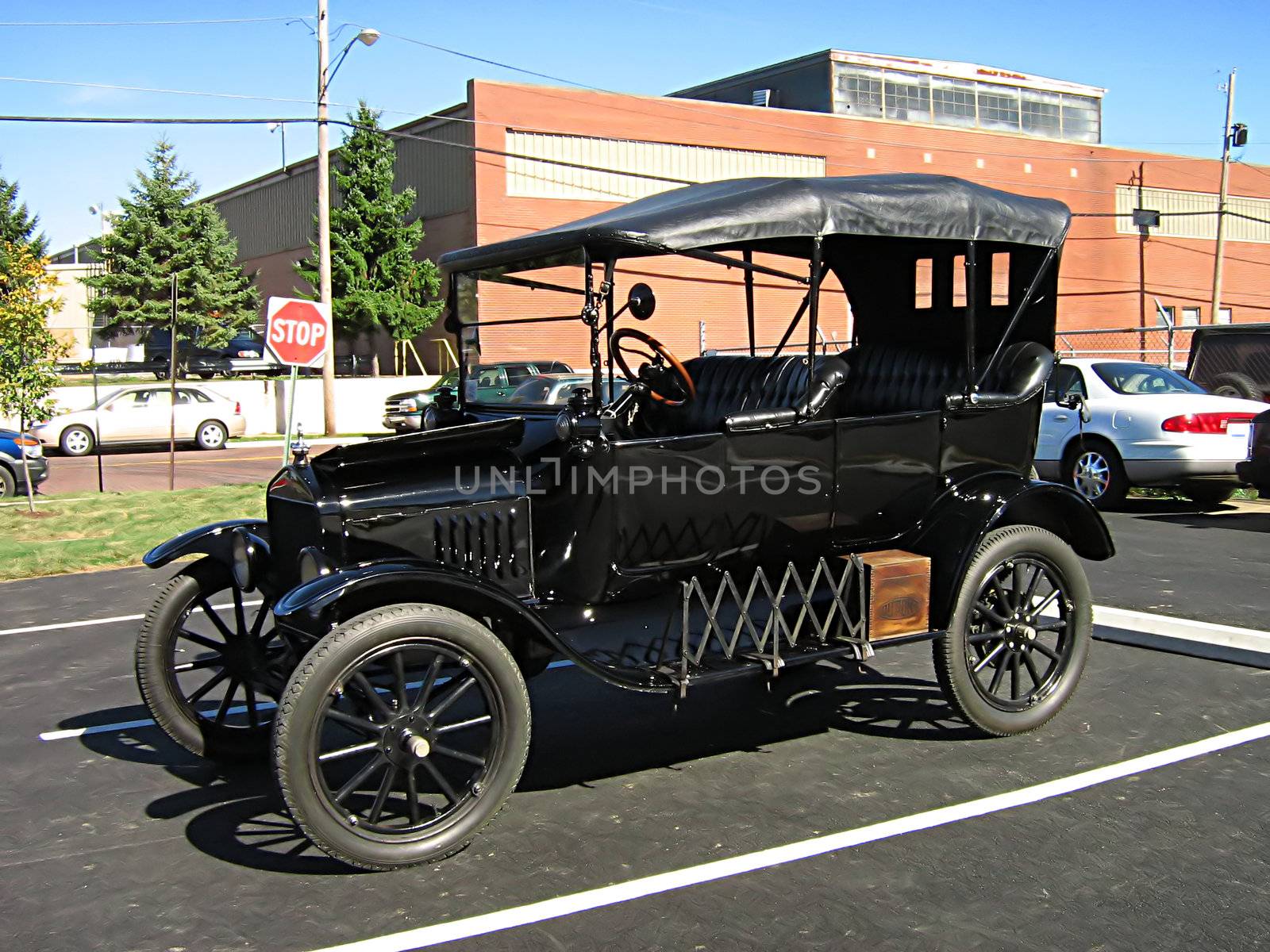 A photograph of an early 20th century American automobile.