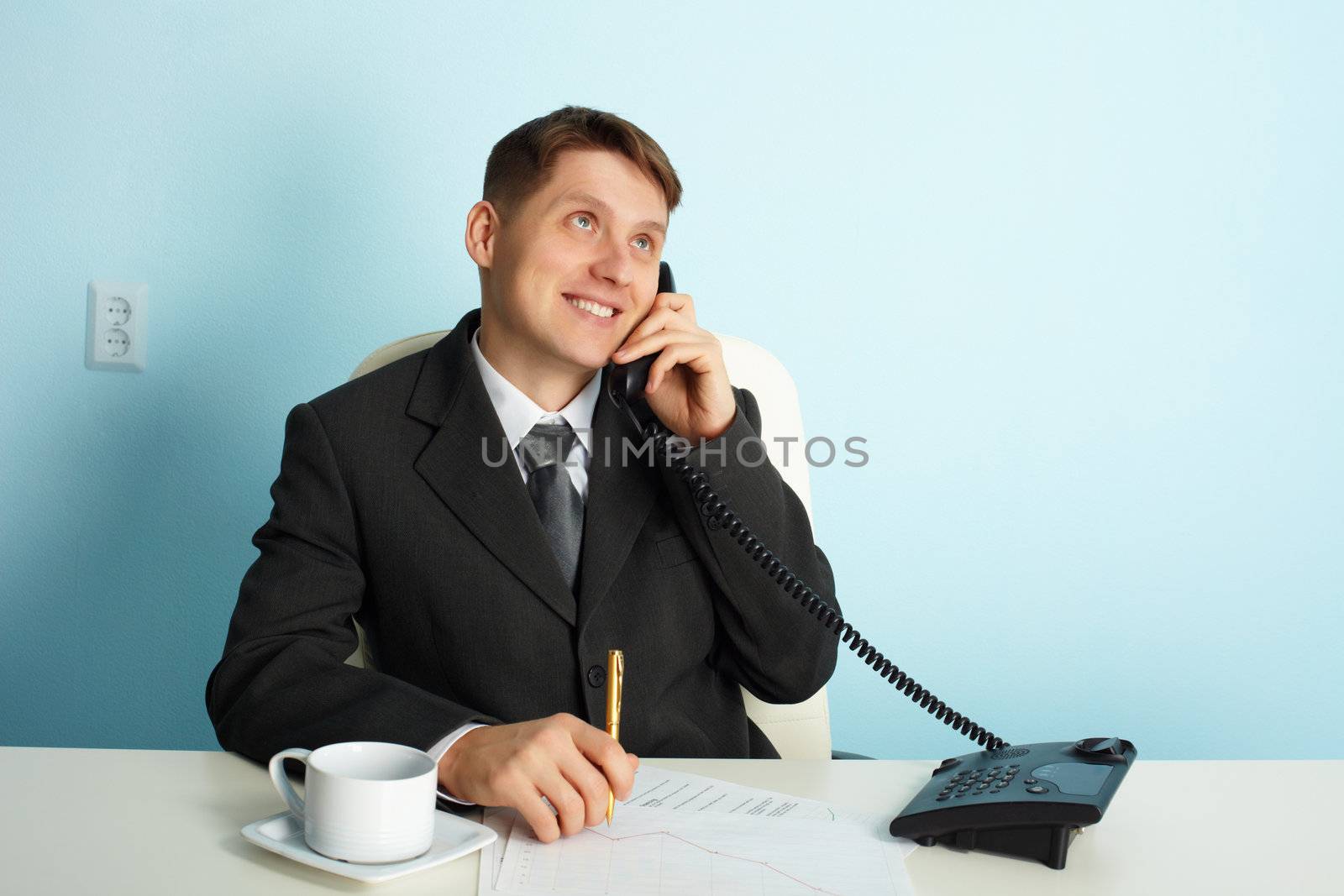 Business man talking on the phone in the office