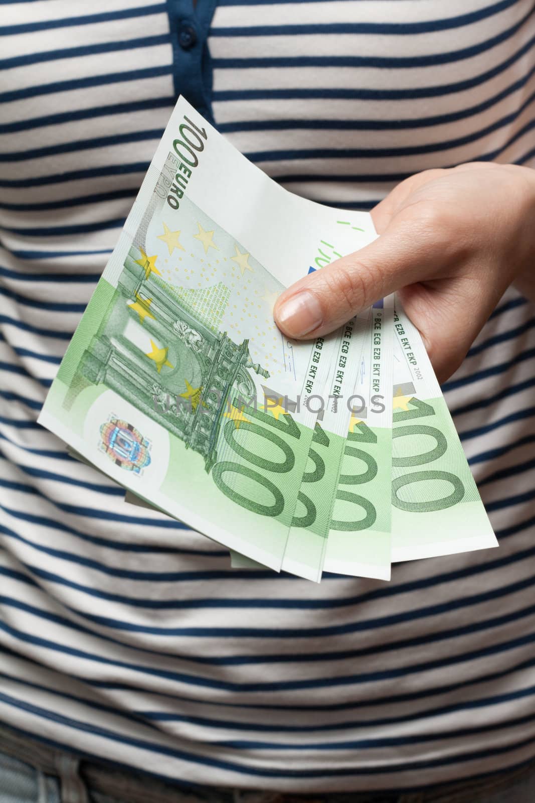 Persons gives bills euro on one hundred