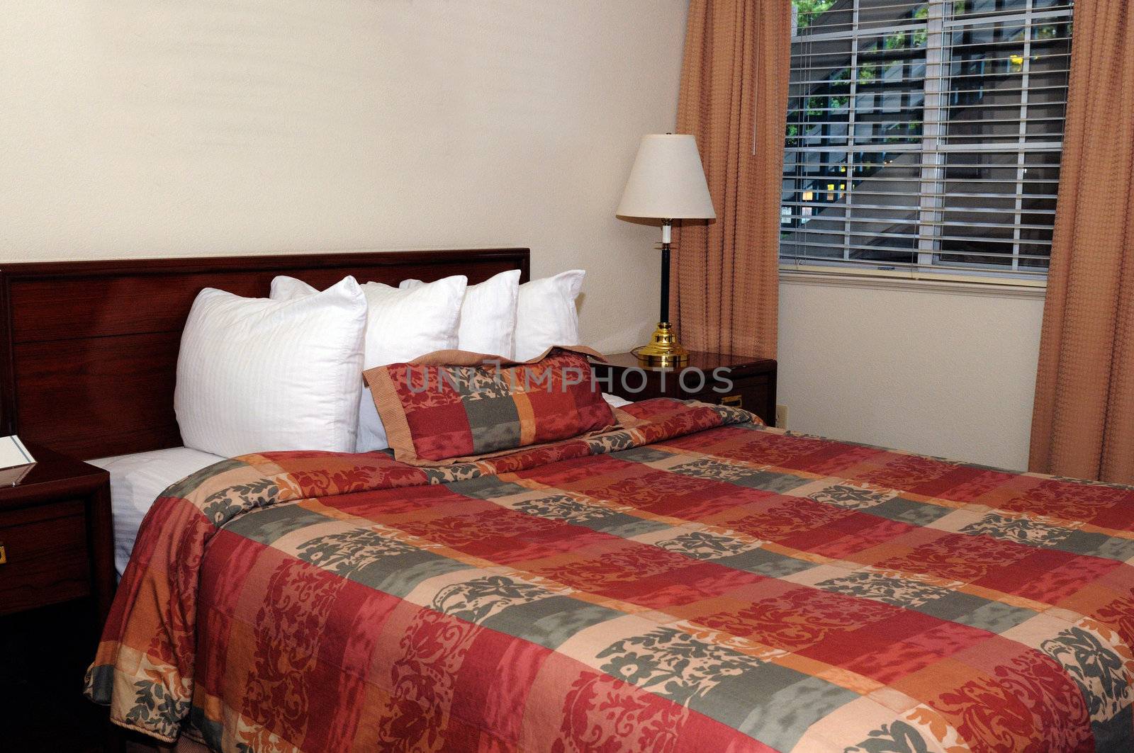 A simple and confortable hotel room with beds